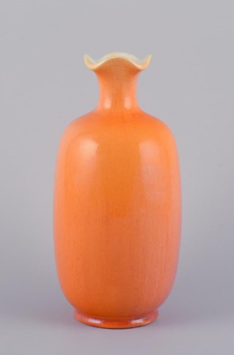 Rörstrand, Schweden, große Fayence-Vase mit urangelber Glasur.
Anfang des 20. Jahrhunderts. 
Markiert.
In ausgezeichnetem Zustand. 
Maße: H 21,0 cm. x T 9,5 cm.