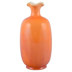 Rörstrand, Schweden, große Fayence-Vase mit urangelber Glasur. 