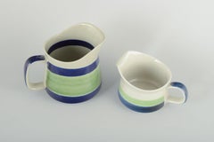 Rörstrand, Schweden "Lotta". Zwei Krüge aus Fayence mit weißer, grüner und blauer Glasur.