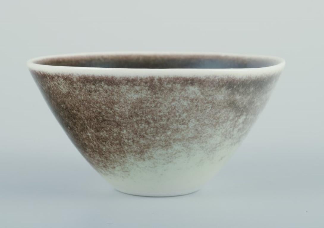 Rörstrand, Suède. Petit bol en céramique.
Émaillé à la main. Glacis dans les tons violet, vert et sable.
Milieu du 20e siècle.
Marqué.
En parfait état, avec un crépitement naturel à l'intérieur.
Dimensions : Diamètre 8,5 cm x Hauteur 4,5 cm :