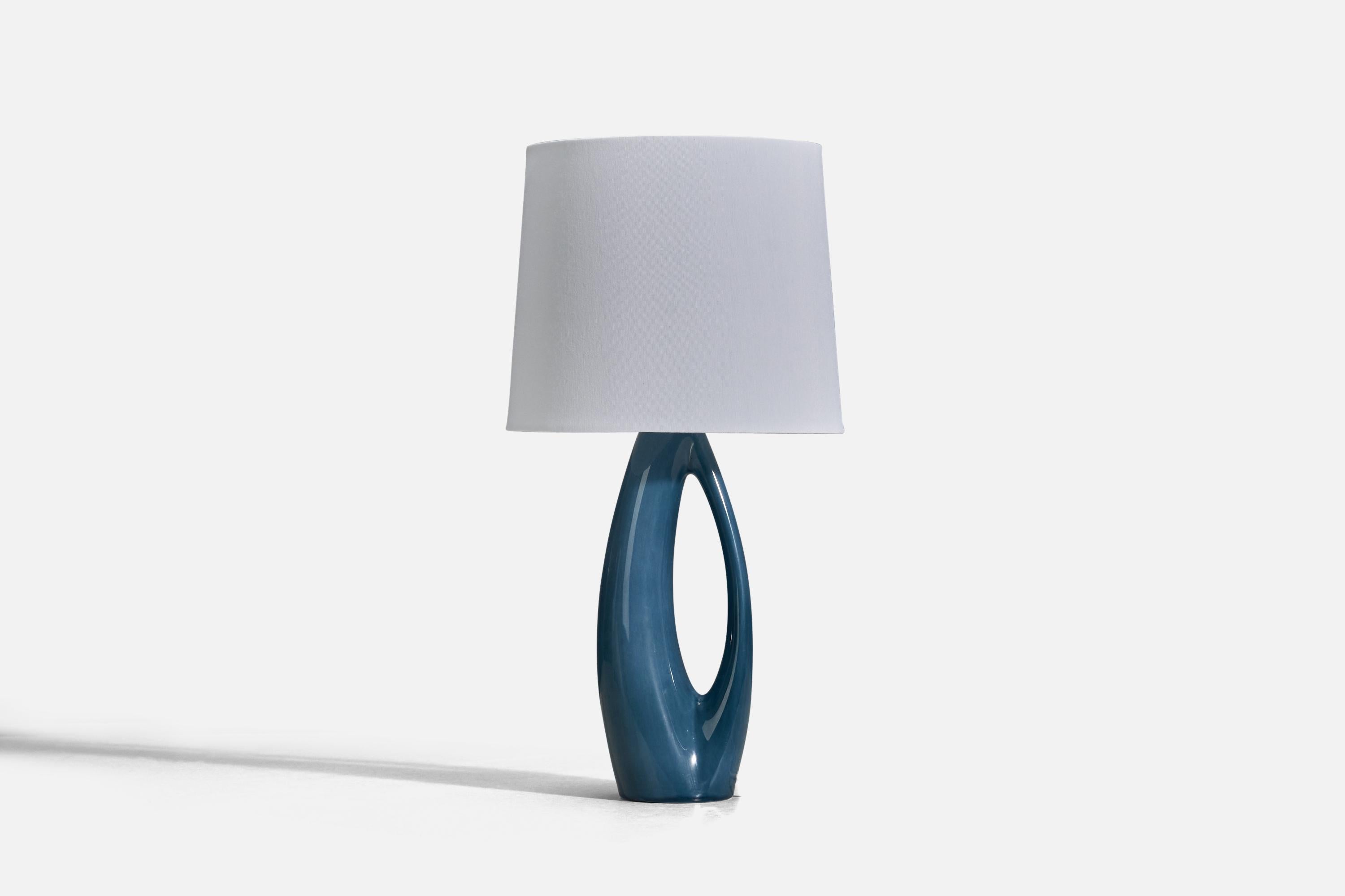 Un vase en grès bleu conçu et produit par Rörstrand, Suède, années 1950.

Vendu sans abat-jour
Dimensions de la lampe (pouces) : 12.06 x 3.78 x 2.72 (Hauteur x Largeur x Profondeur)
Dimensions de l'abat-jour (pouces) : 7 x 8 x 7 (Diamètre du haut x