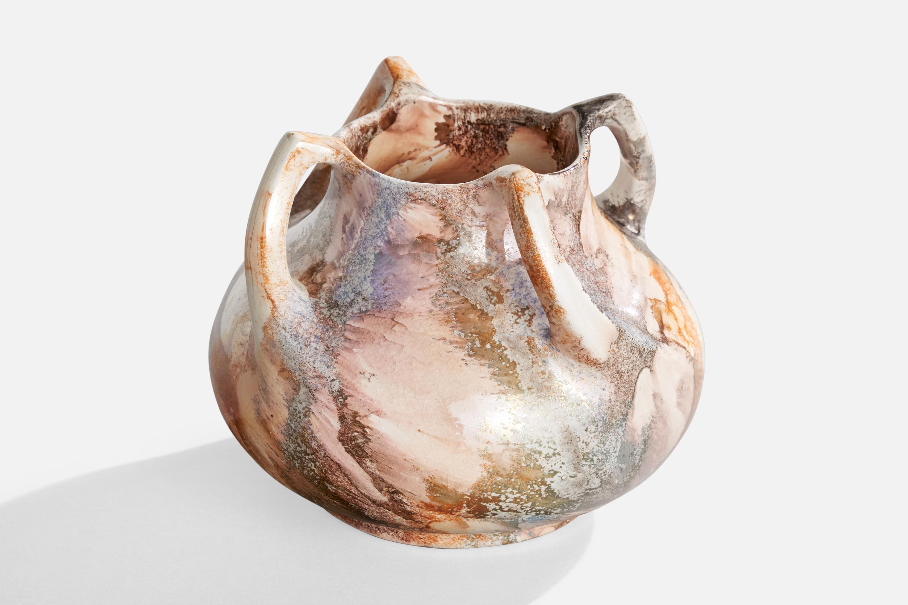 Un vase en céramique rose et gris glacé produit par Rörstrand, c.C. 1920.

Dimensions : 5.875