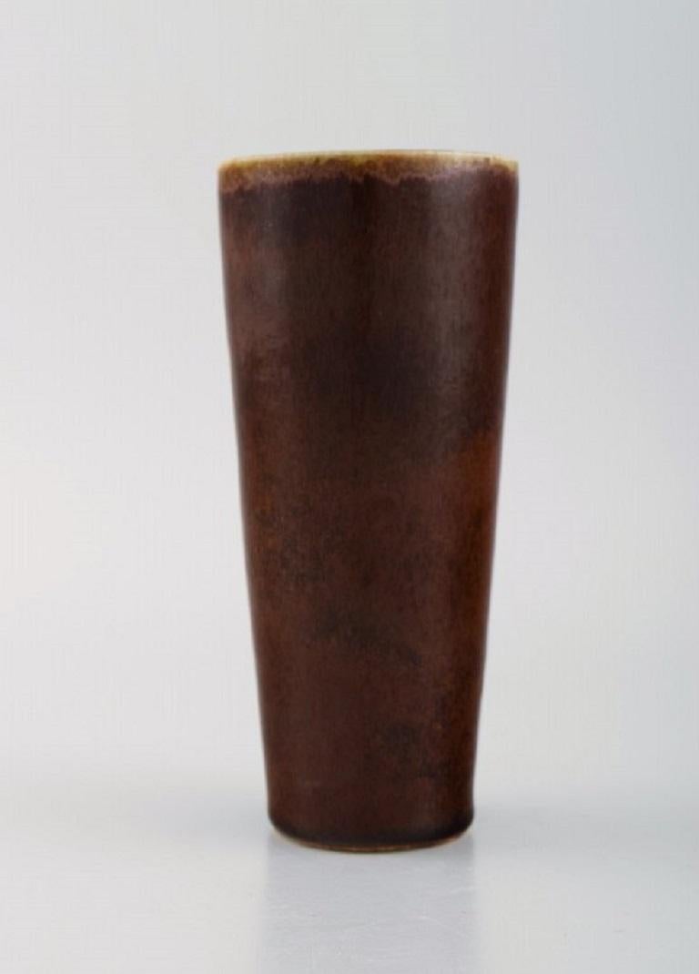 Rörstrand vase in glazed ceramics. Beautiful glaze in brown shades. 1960s.
Measures: 15.7 x 7 cm.
In excellent condition.
Stamped.
1st factory quality.