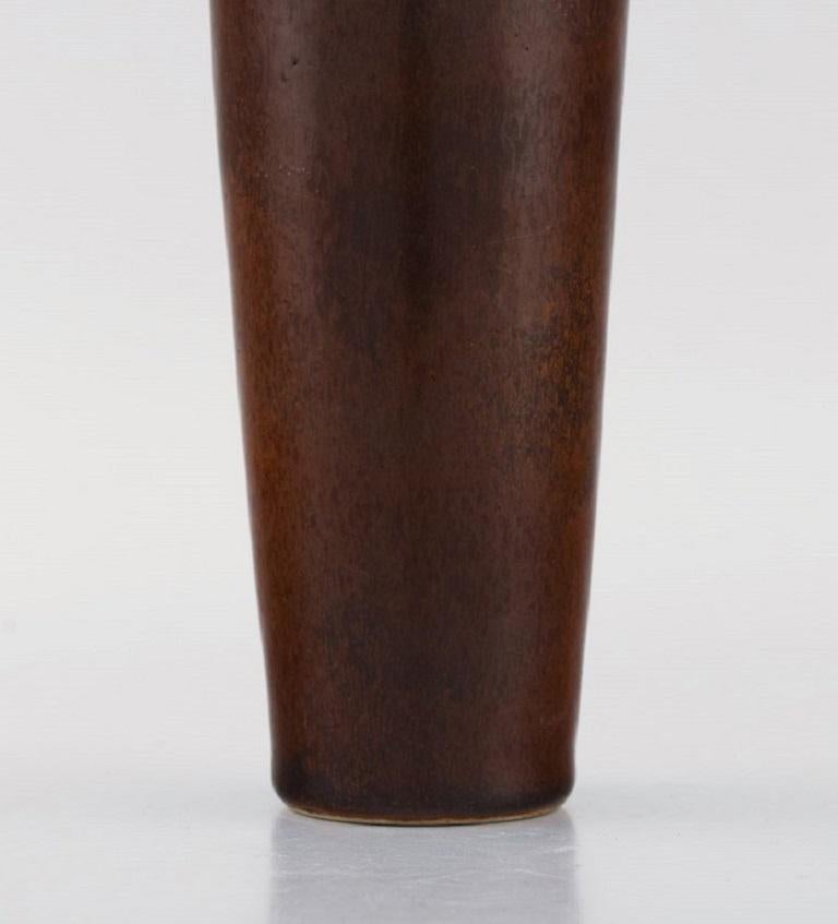 Vaso Rörstrand in ceramica smaltata, splendida smaltatura in tonalità marrone, anni '60 In condizioni ottime in vendita a Copenhagen, DK