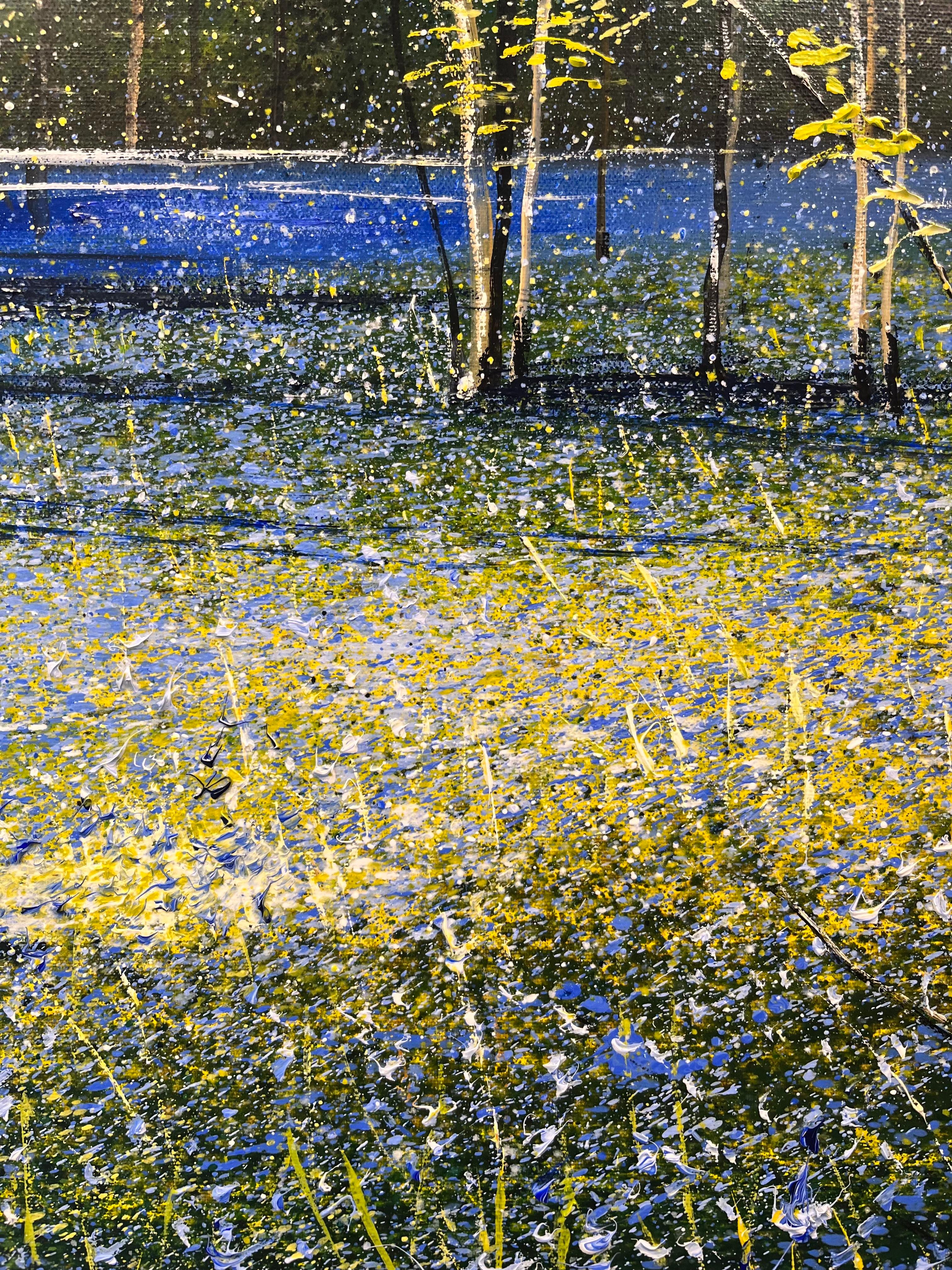 In questo dipinto a olio originale di Rory J. Browne, l'artista raffigura una vista sublime di una scena boschiva in piena fioritura. L'artista presenta una splendida immagine della campagna britannica, rendendo il terreno sotto gli alberi con fiori