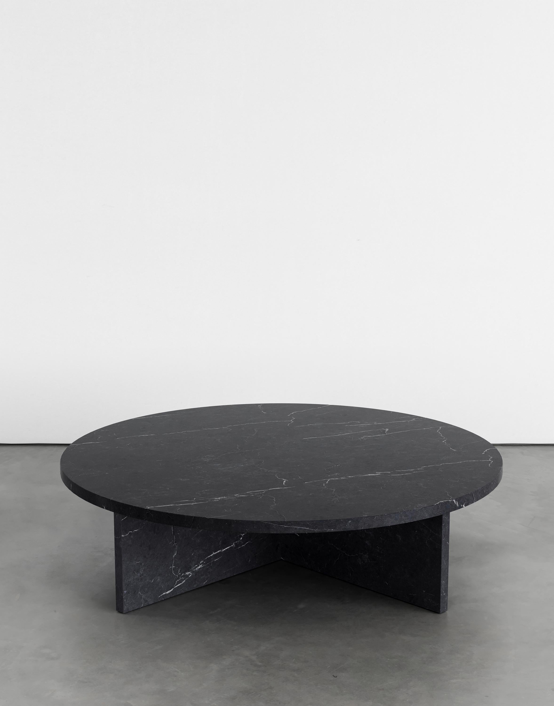Table basse Rosa 120 par Agglomerati 
Dimensions : L 120 x H 30 cm 
Matériaux : Marquina noir. Disponible dans d'autres pierres. 

Agglomerati est un studio londonien qui crée des meubles en pierre originaux. Établi en 2019 par le designer