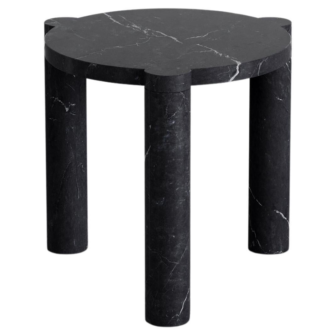 Table d'appoint Rosa 45 par Agglomerati 
Dimensions : L 45 x H 45 cm 
Matériaux : Marquina noir. Disponible dans d'autres pierres. 

Agglomerati est un studio basé à Londres qui crée des meubles en pierre distinctifs. Fondé en 2019 par le