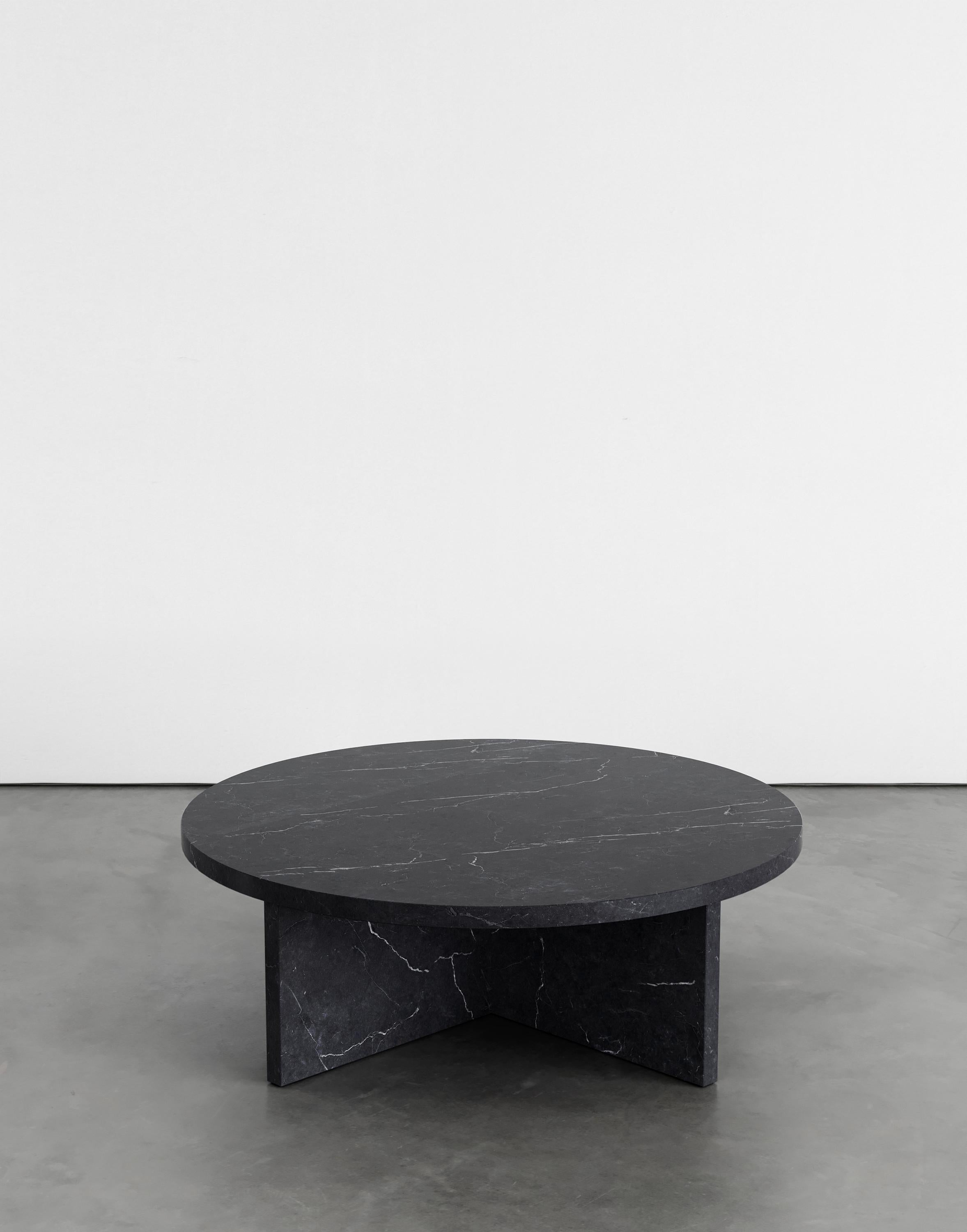 Table basse Rosa 90 par Agglomerati 
Dimensions : L 90 x H 30 cm 
Matériaux : Marquina noir. Disponible dans d'autres pierres. 

Agglomerati est un studio basé à Londres qui crée des meubles en pierre distinctifs. Fondé en 2019 par le designer