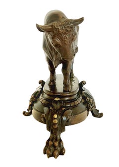 Scultura in bronzo raffigurante un toro che muggisce, della metà del XIX secolo