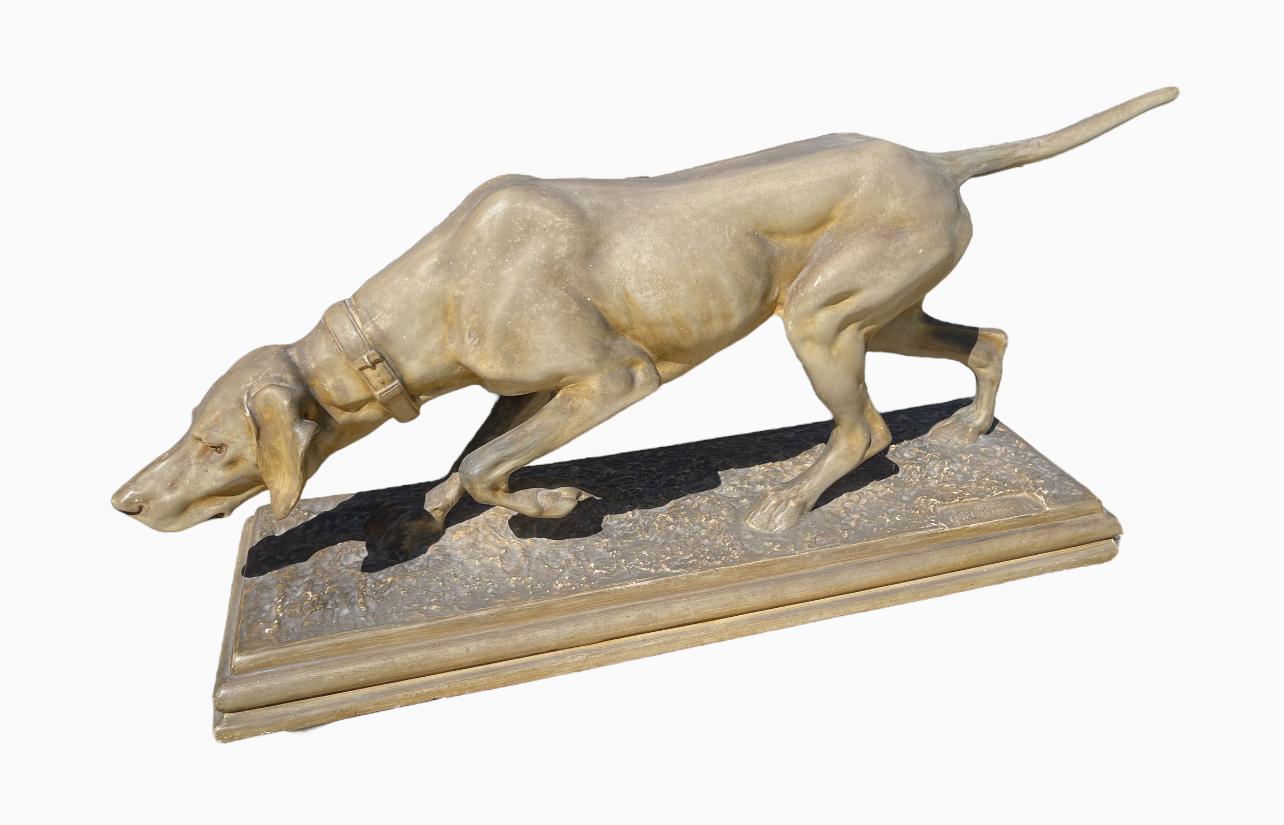 Importante terracotta raffigurante un cane da caccia fermo firmata sulla terrazza 