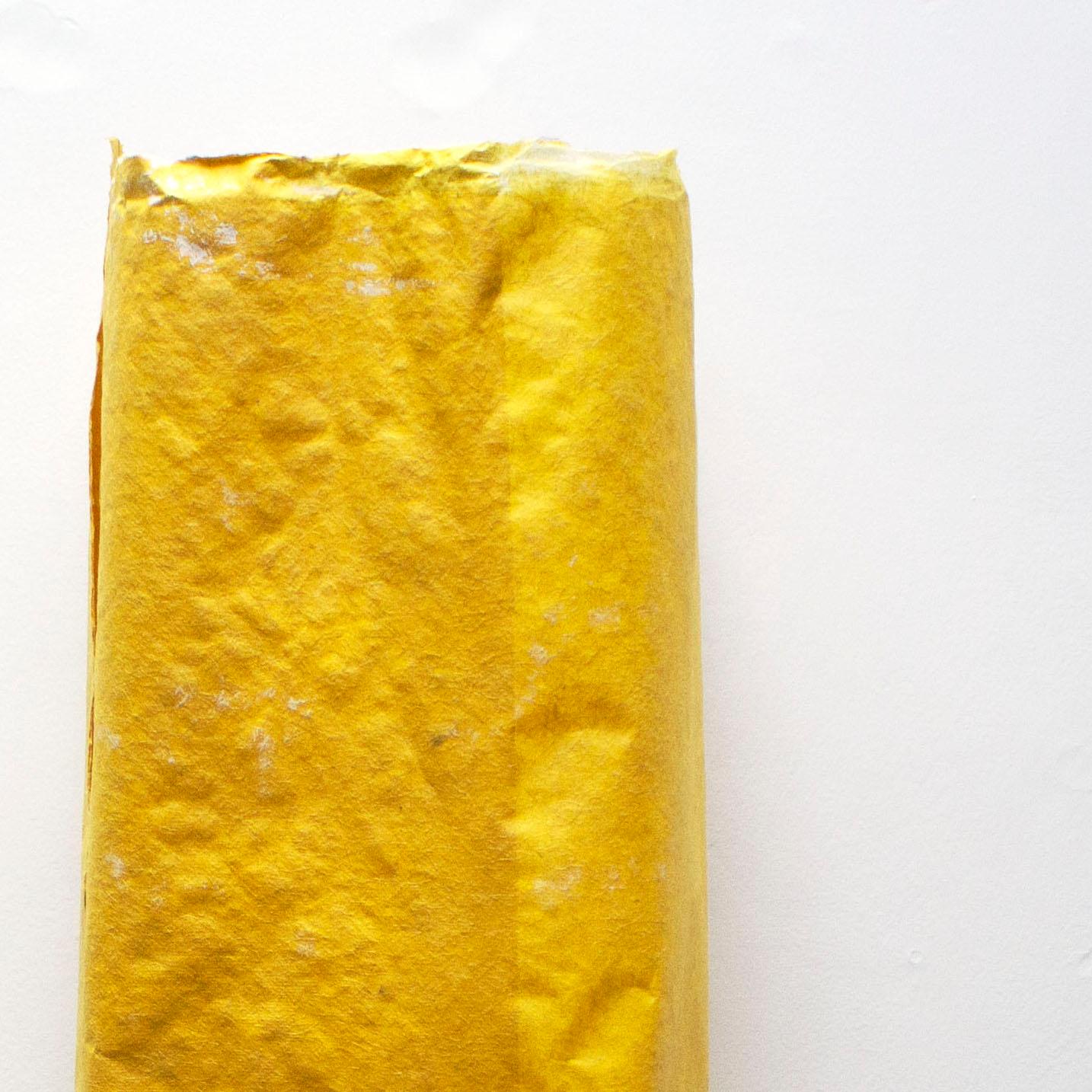 Doble-Kreuz, Strukturvariablen (amarillo) – Sculpture von Rosa Brun
