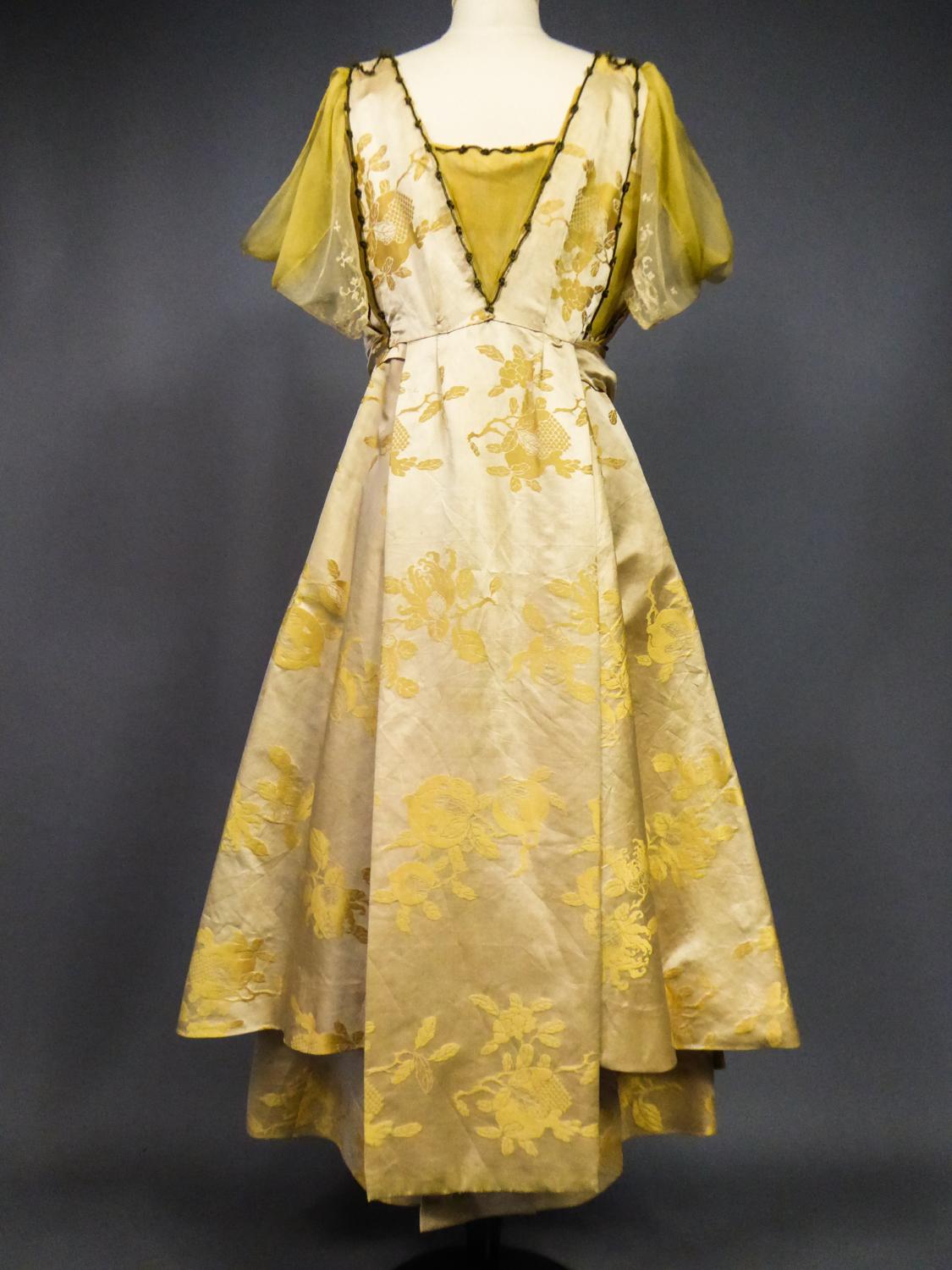 Circa 1915/1920
United States

Interesting historical testimony with this evening dress signed by Rosa C. Korn New York, Circa 1915. Pale yellow and gold damask satin from China, pale sleeves in yellow silk crepe adorned with lace. Elaborate cut