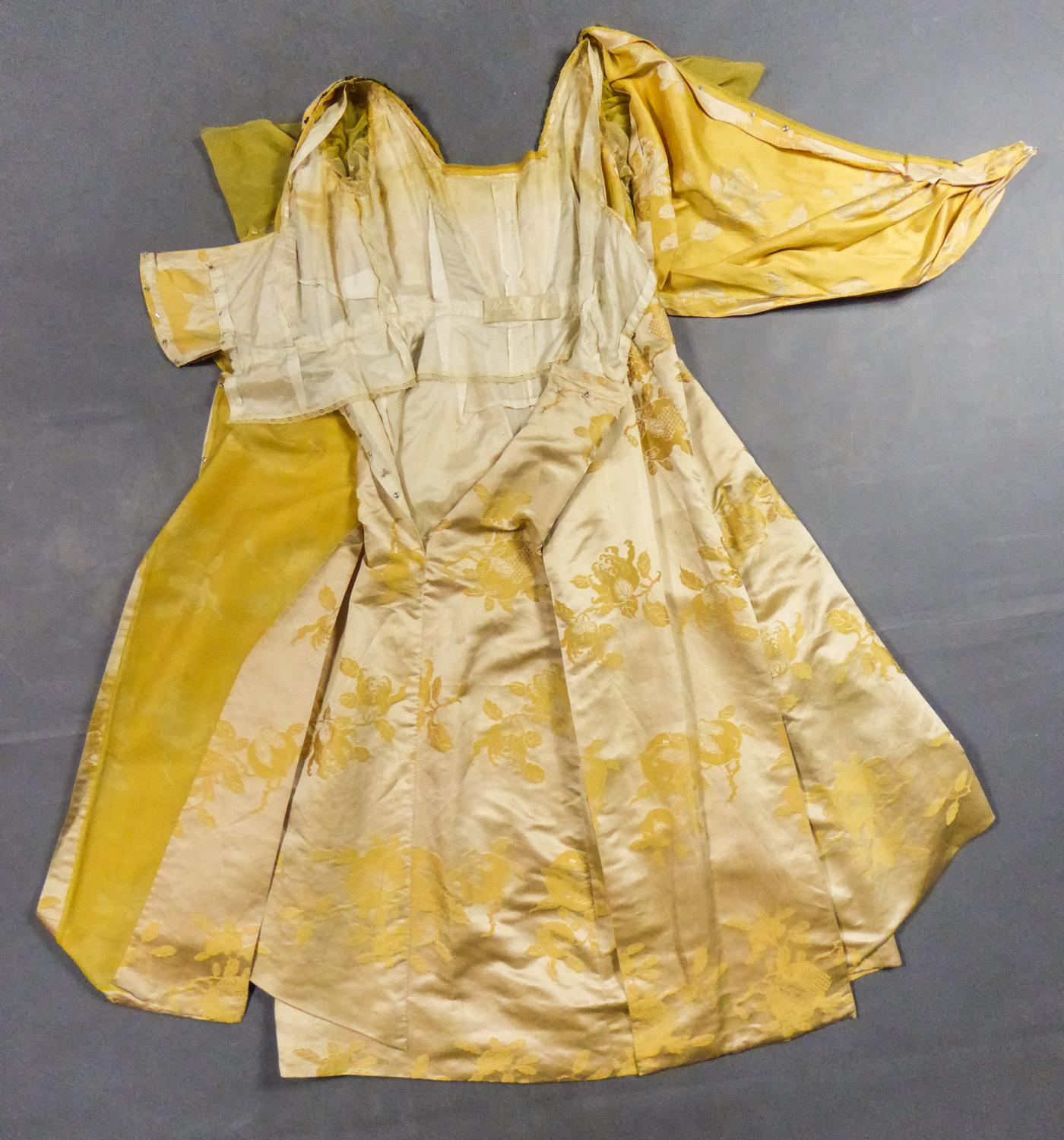 Rosa C. Korn beschriftetes Kleid aus chinesischem Damast-Satin - Vereinigte Staaten um 1915 (Braun) im Angebot