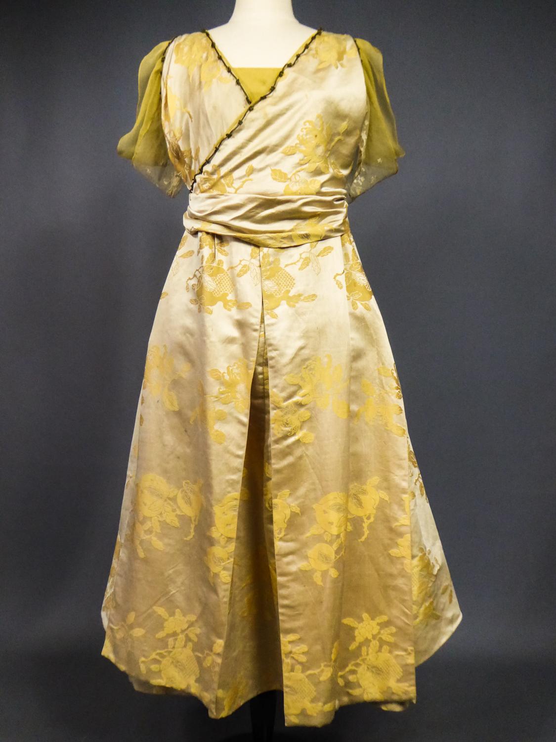 A Damask Satin Ceremonial  Dress  By Rosa C. Korn - USA Circa 1915 In Good Condition For Sale In Toulon, FR