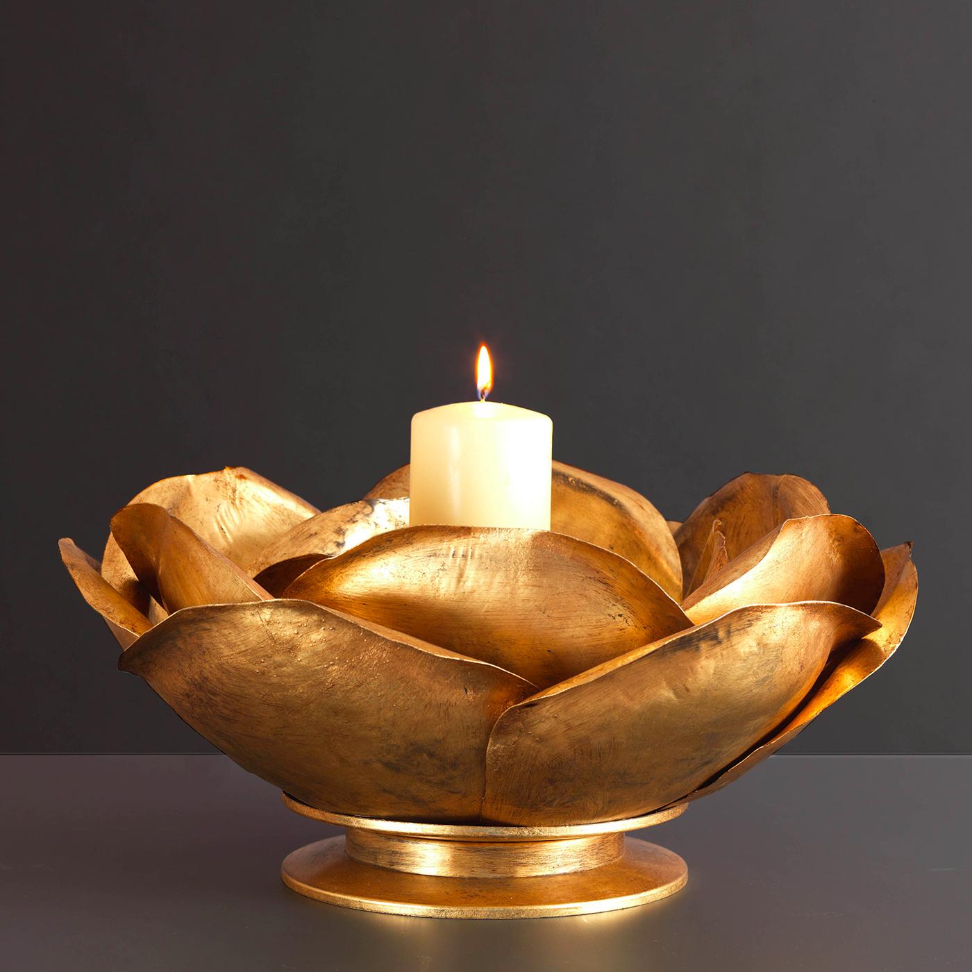 A splendid addition to an elegant interior, this candleholder is made using stainless steel by master craftsmen who recreated the delicate shape of a rose opening its petals to spring. Resting on a round base, this charming design will enrich an