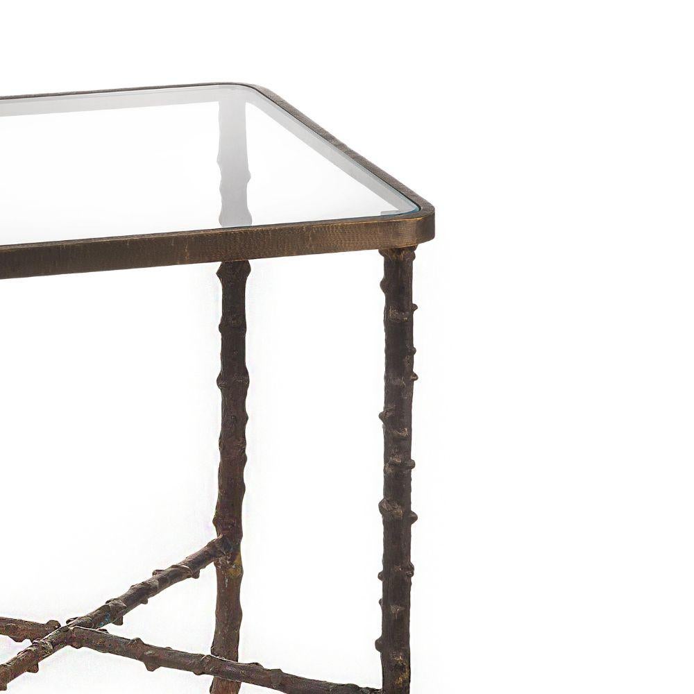 Rosa Canina Quadratischer Beistelltisch mit Glasplatte, brüniertes Messing im Zustand „Neu“ im Angebot in Firenze, FI