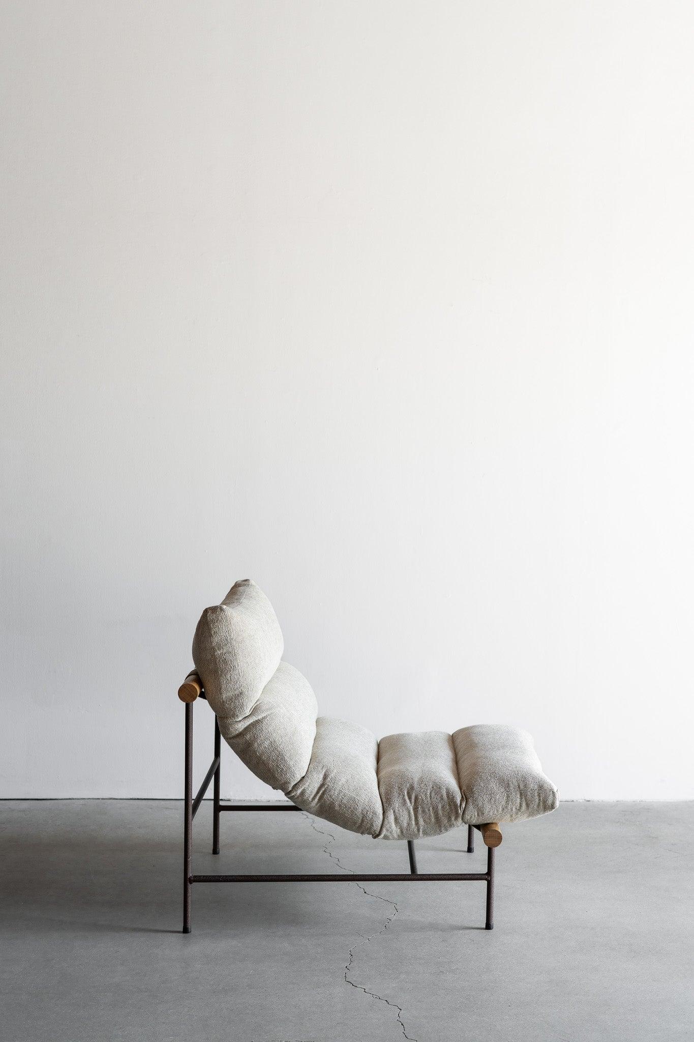 Inspirée par les paysages sereins de Santa Rosa, la chaise longue Rosa de Croft House allie sophistication minimaliste et confort inégalé. Fabriquée à la main avec un cadre en acier ouvert, la chaise longue Rosa laisse passer la lumière naturelle.