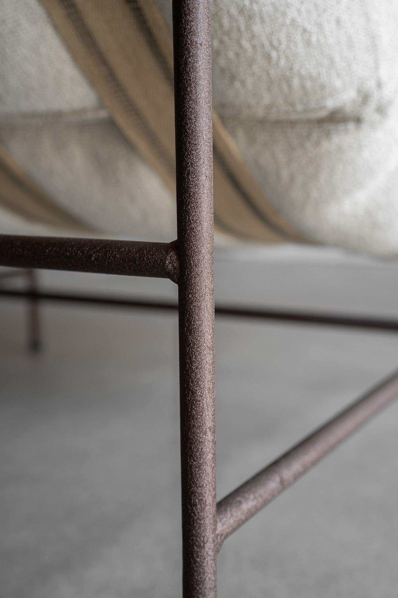Américain Fauteuil de salon Rosa de Croft House en vente