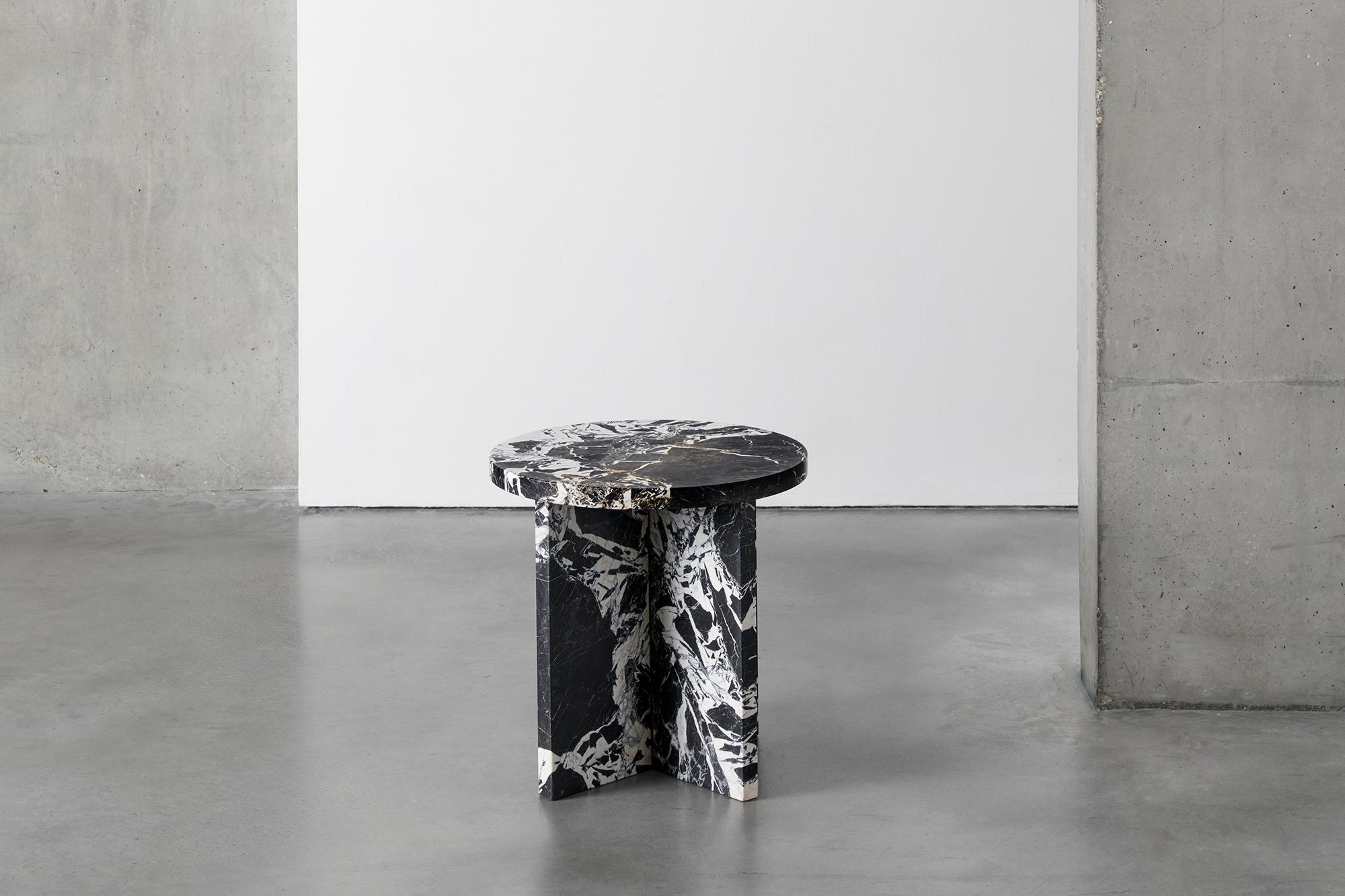 Rosa marble side table by Agglomerati.
Dimensions: D 45 x H 45 cm.
Materials: Nero Antico marble.
Available in other stones.

Rosa side table celebrates simplicity. It has striking geometric proportions that create a harmonious