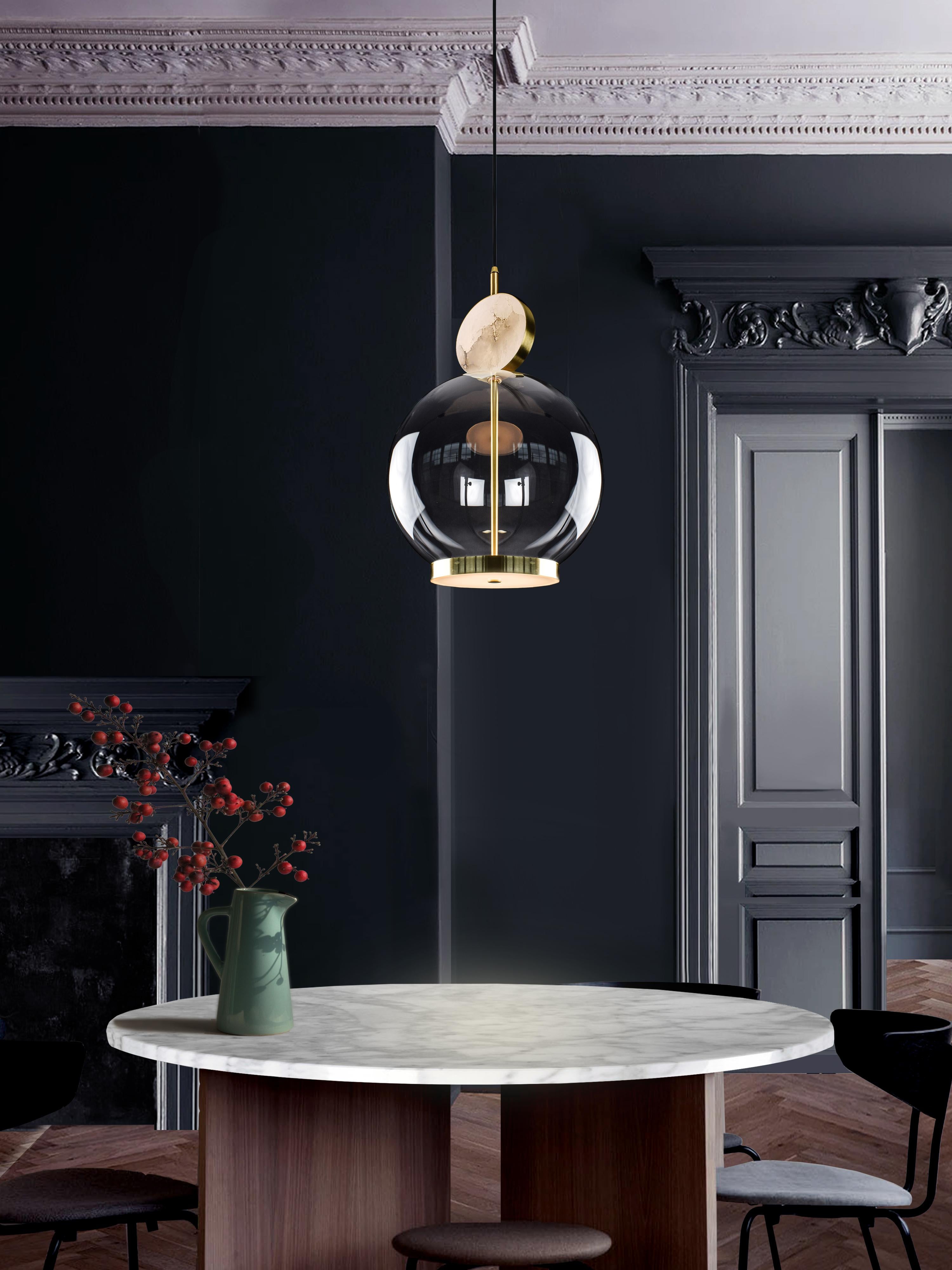Britannique Pendentif Rosa grand modèle de Marc Wood. Lampe décorative en marbre, verre et laiton faite à la main en vente