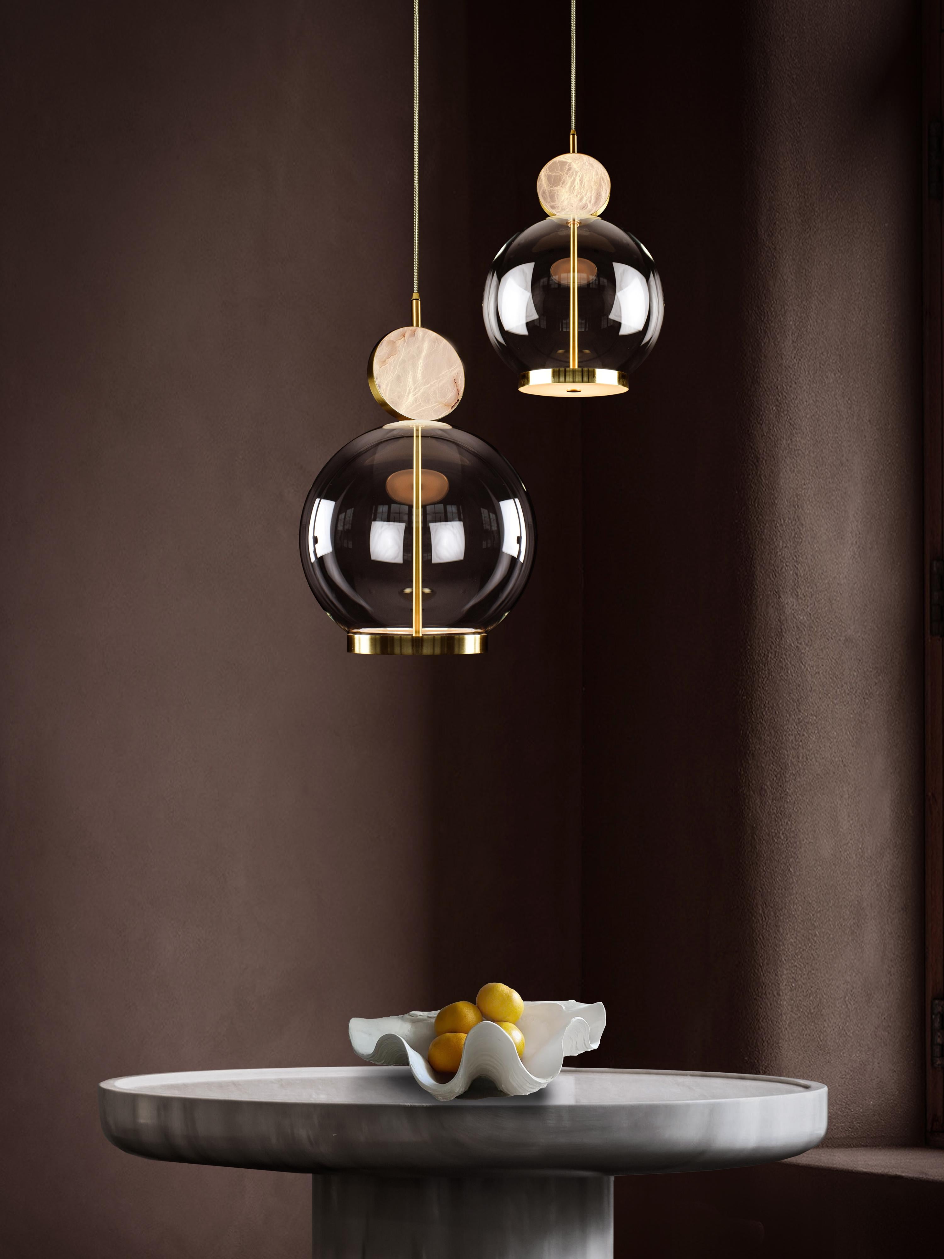 Moderne Rosa Pendant Medium by Marc Wood. Lampe décorative en marbre, verre et laiton faite à la main en vente