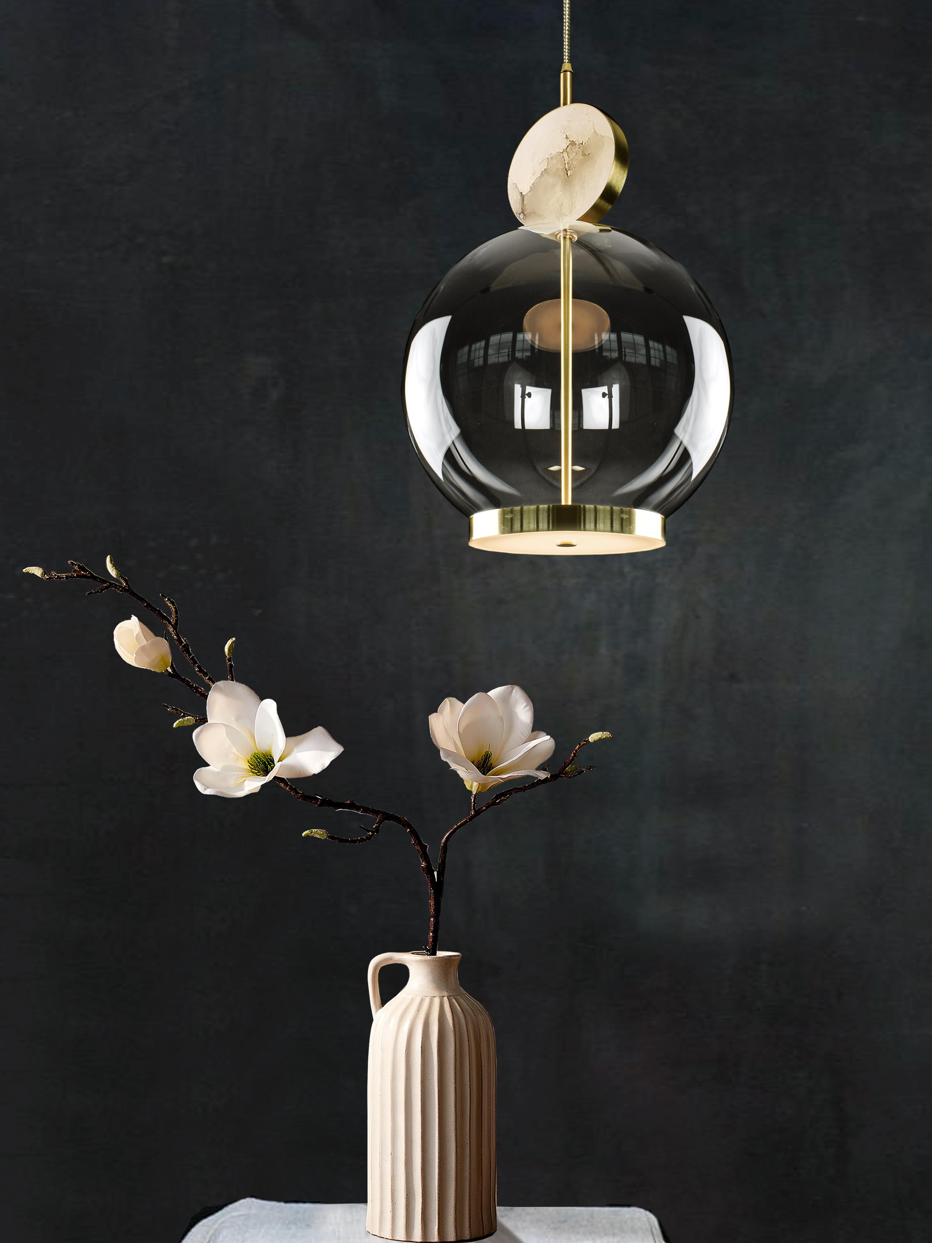 Britannique Rosa Pendant Medium by Marc Wood. Lampe décorative en marbre, verre et laiton faite à la main en vente
