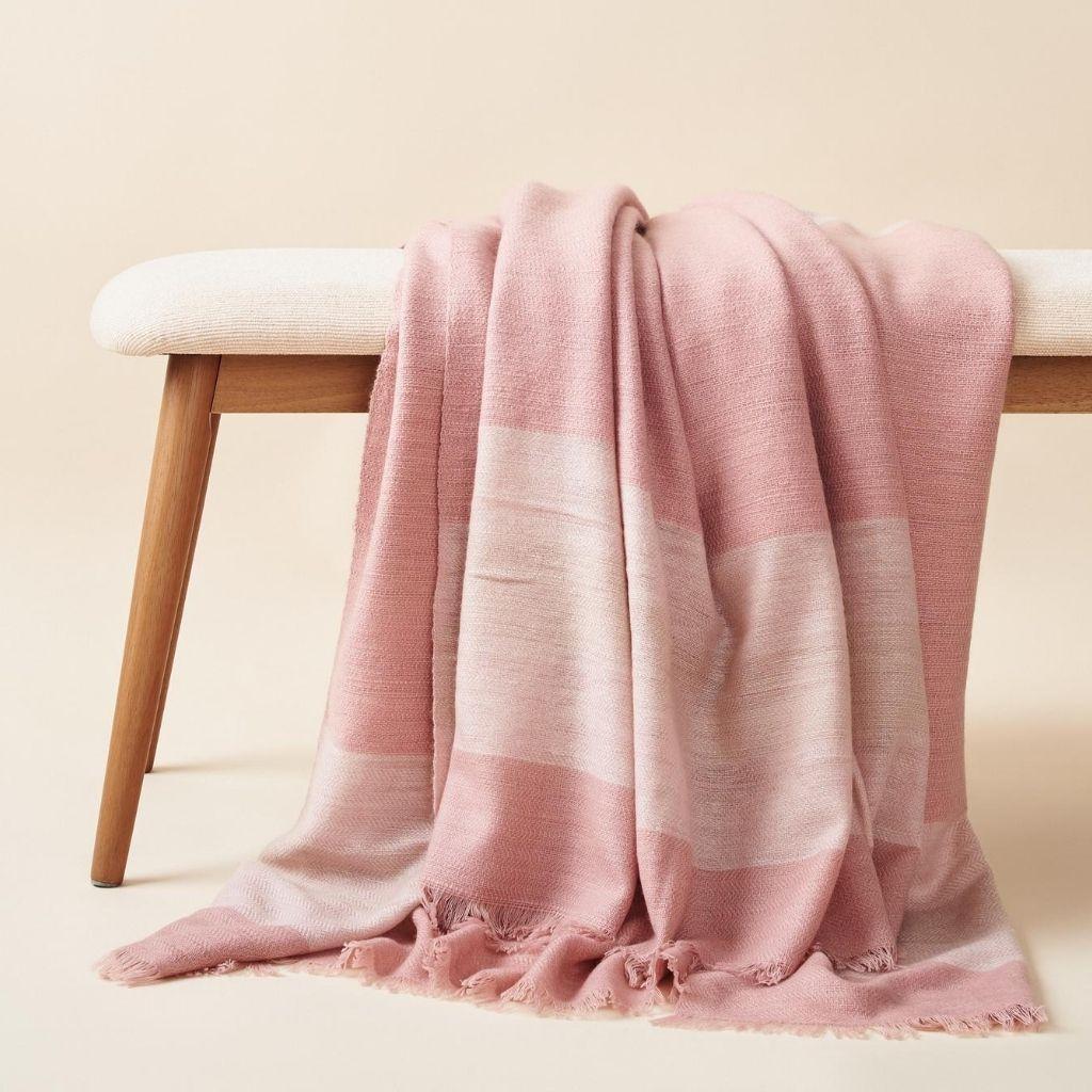 Individuelles Design von Studio Variously, Rosa Throw/Decke  ist ein großformatiges, handgewebtes Plüschtextil, das von Webermeistern in Nepal ethisch gewebt und ausschließlich mit umweltfreundlichen Farben aus weichem 100 %igem Merinogarn gefärbt