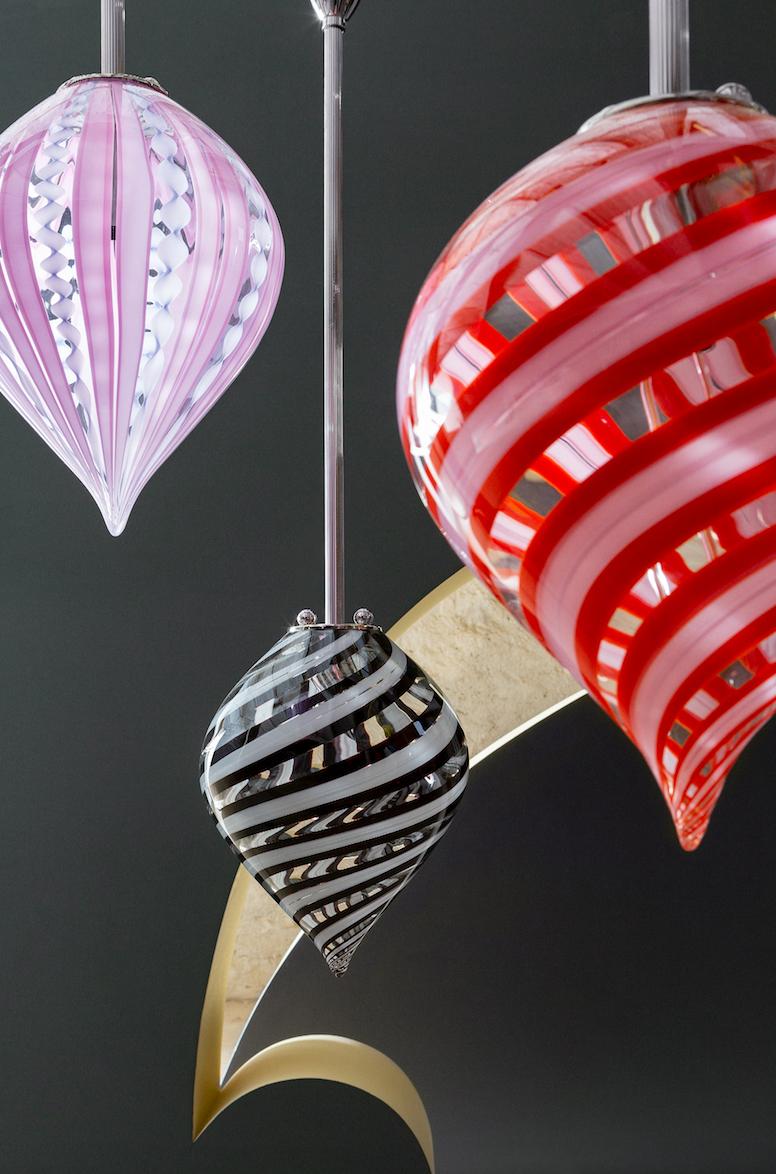 Rosa Rosso pendant balloon spirale by Magic Circus Editions
Dimensions: H 36 x W 27 x D 27 cm
Materials: fluted brass, mouth-blown glass
Colour: rosa rosso

Available finishes: Brass, nickel
Available colours: rosa blu, verde, senape, rosa