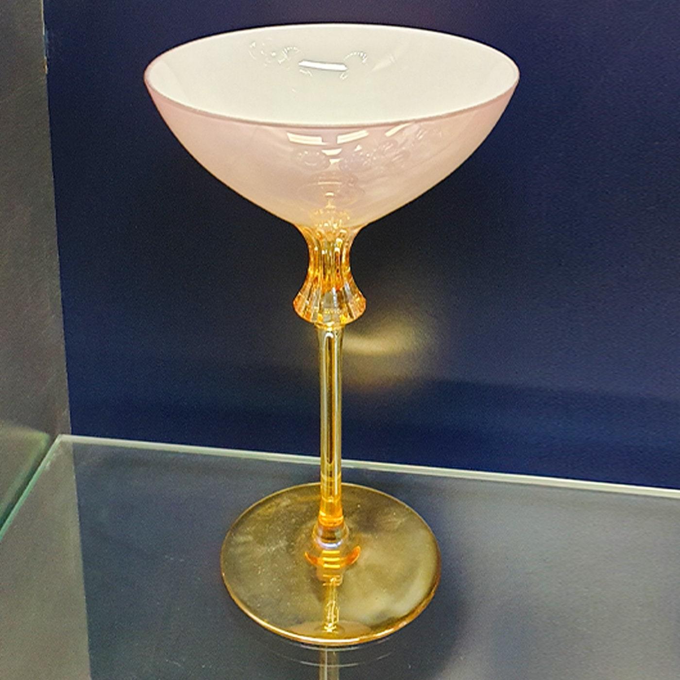 Traditional lines modern sophistication merge in this spectacular set of six champagne glasses, defined by a sublime combination of gold and pink in a stupendously polished design. Handcrafted of crystal and decorated by hand, each piece features a