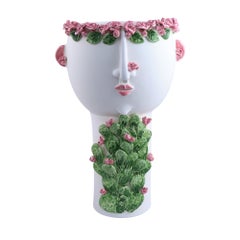 Vase figuratif Rosalia à long col avec roses en relief