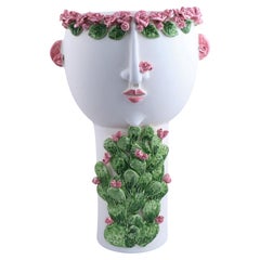 Vase figuratif Rosalia à long col avec roses en relief