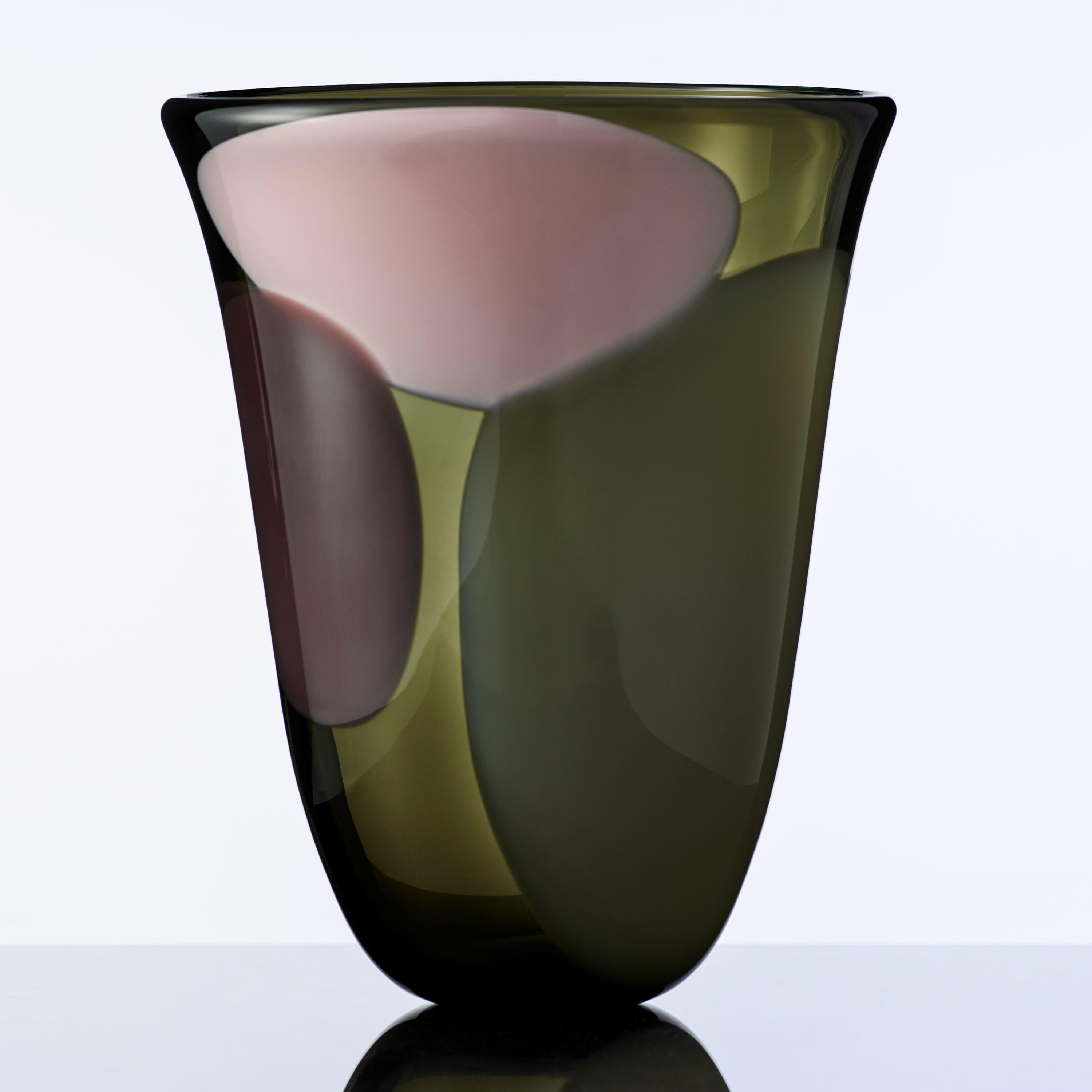 Organique Vase Rosalie en verre rose, marron, aubergine et kaki par Gunnel Sahlin en vente