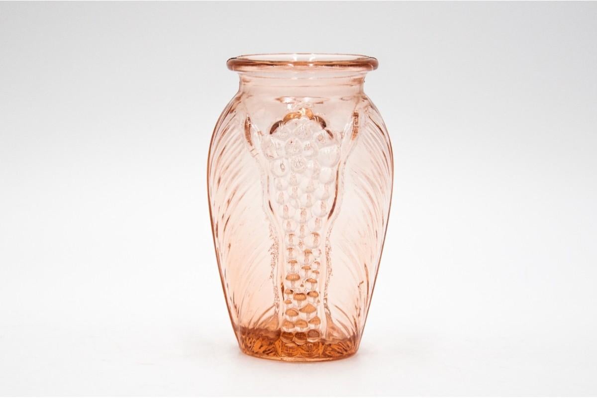 A rose-colored glass vase produced in Poland in the 1970s.

Very good condition

Measures: Height 10cm, diameter 6cm.