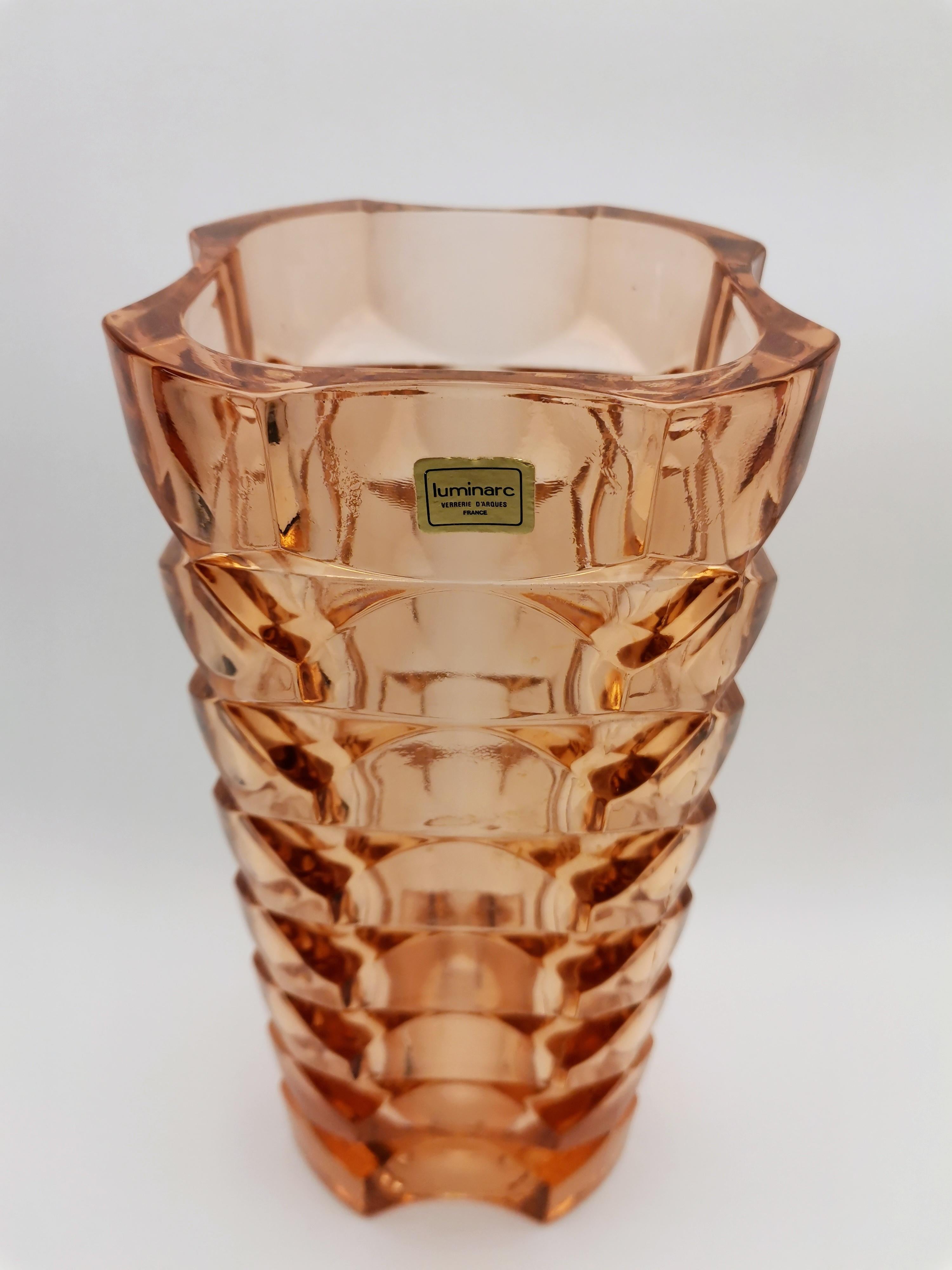 Nous sommes fiers de présenter l'exquis Vase Vintage Rosaline en verre pressé. Fabriquée en France par la célèbre marque Luminarc, cette superbe pièce est marquée de son autocollant d'origine sur le dessus. Datant des années 1970, il est toujours en