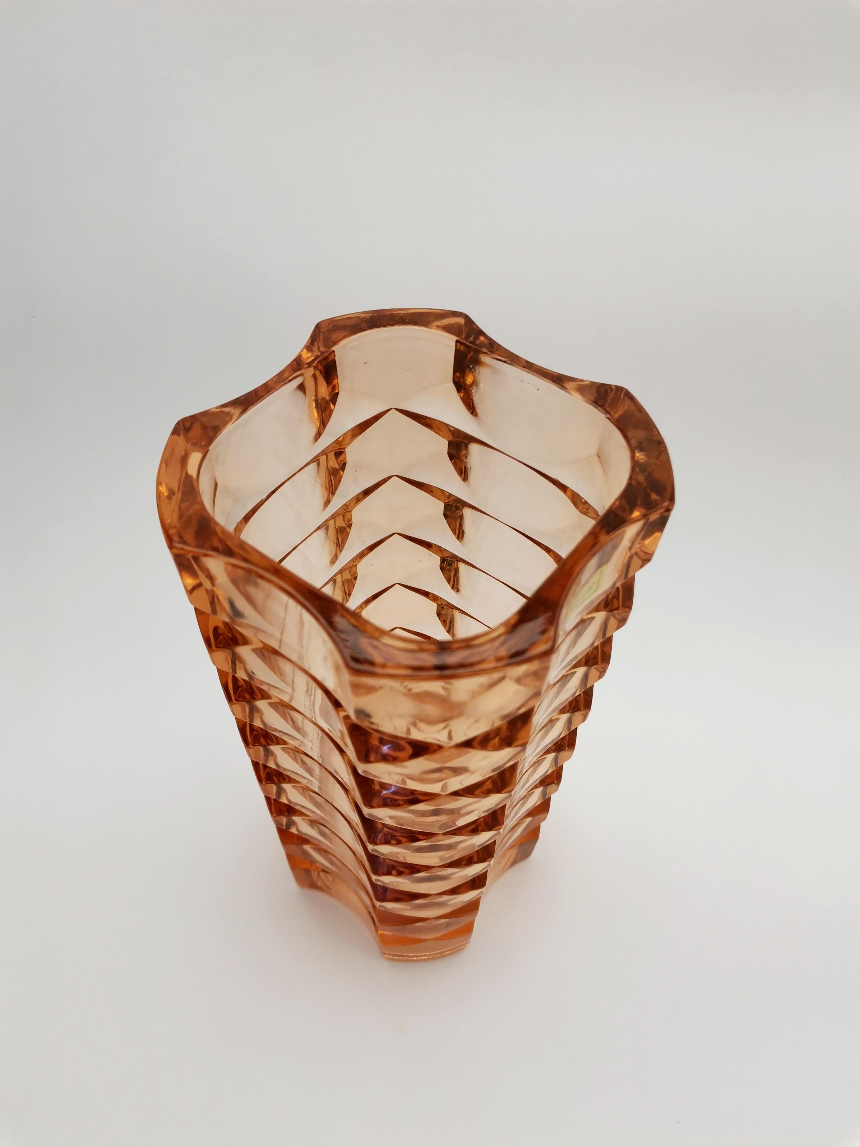 Fin du 20e siècle Vase en verre pressé Rosaline 1970