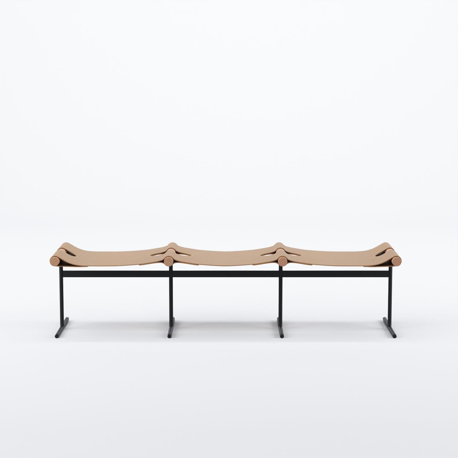 La panca Rosamaria Row di Bruno de Carvalho è una straordinaria testimonianza della capacità del designer di armonizzare materiali diversi con eleganza e precisione. In questa seduta scultorea, sottili aste in acciaio inossidabile formano una base