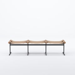 Banco Rosamaria Row de +55design - Fusión artesanal de cuero, madera y acero