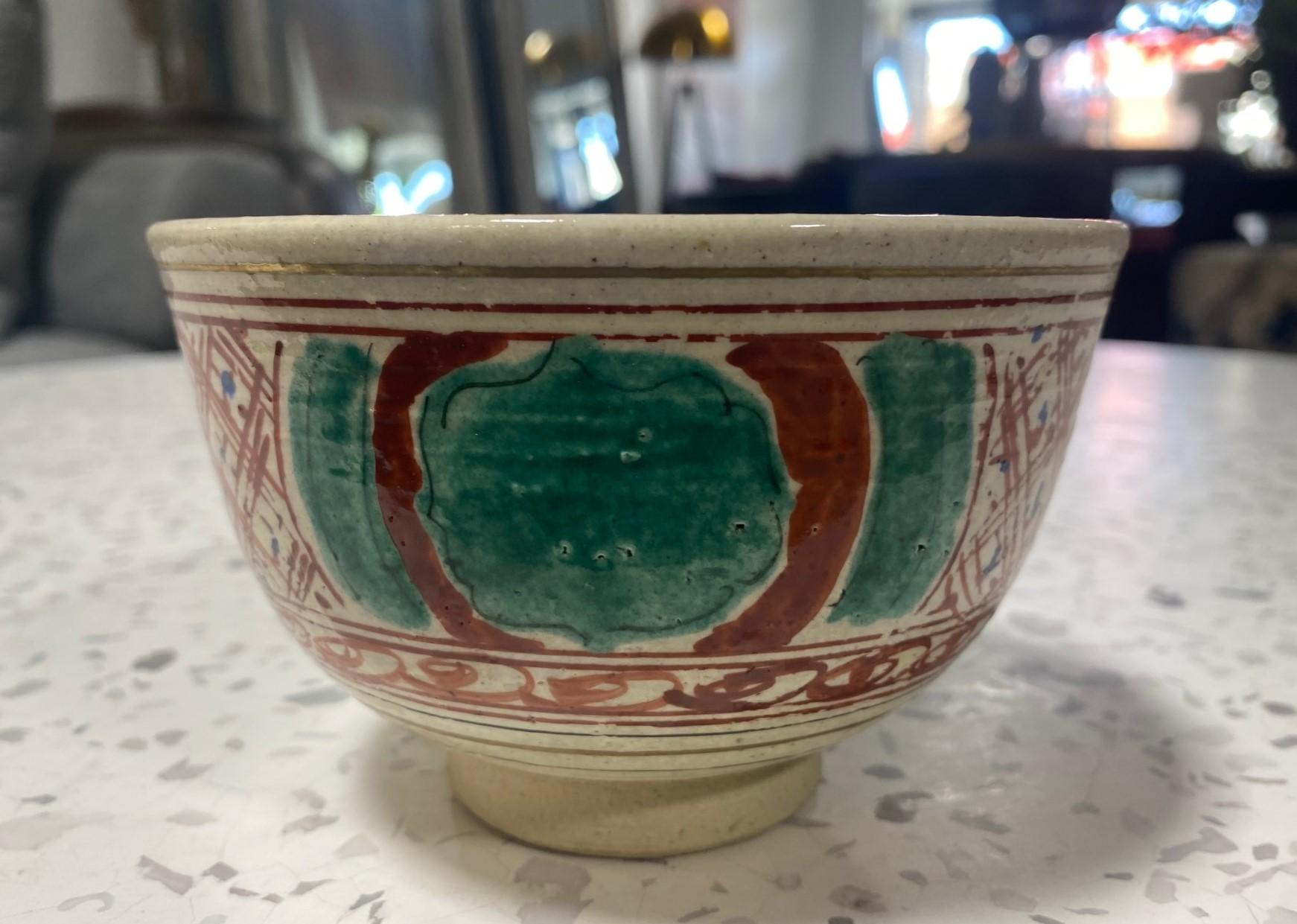 An absolutely gorgeous hand-painted pottery Chawan tea bowl by Japanese master potter Kitaoji Rosanjin (1883-1959) who was arguably one of if not the greatest artists/ceramicists of the 20th century. Rosanjin (whose real name was Kitaoji Fusajiro.