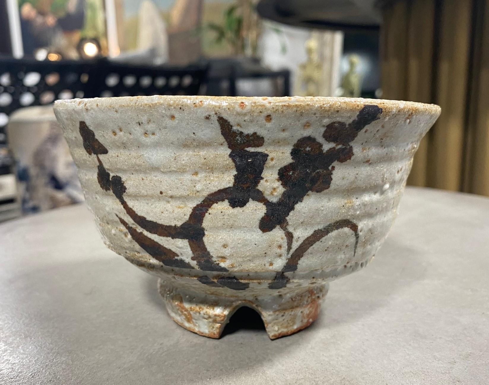 An absolutely gorgeous Shino ware pottery Chawan tea bowl by Japanese master potter Kitaoji Rosanjin (1883-1959) who was arguably one of if not the greatest artists/ceramicists of the 20th century. Rosanjin (whose real name was Kitaoji Fusajiro. In