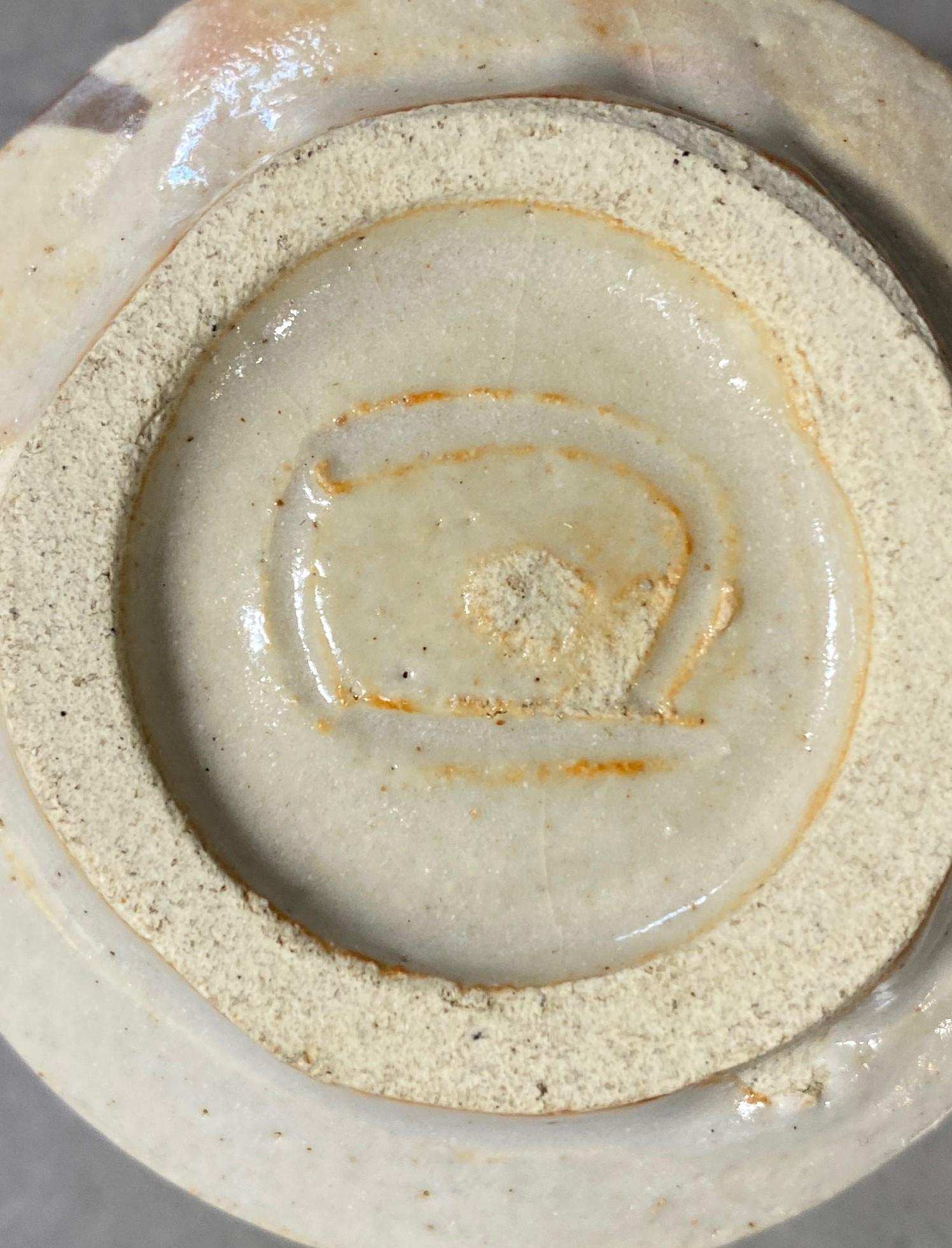 Rosanjin Kitaoji Taza de té de Shino Ware firmada con caja original sellada y firmada en venta 3