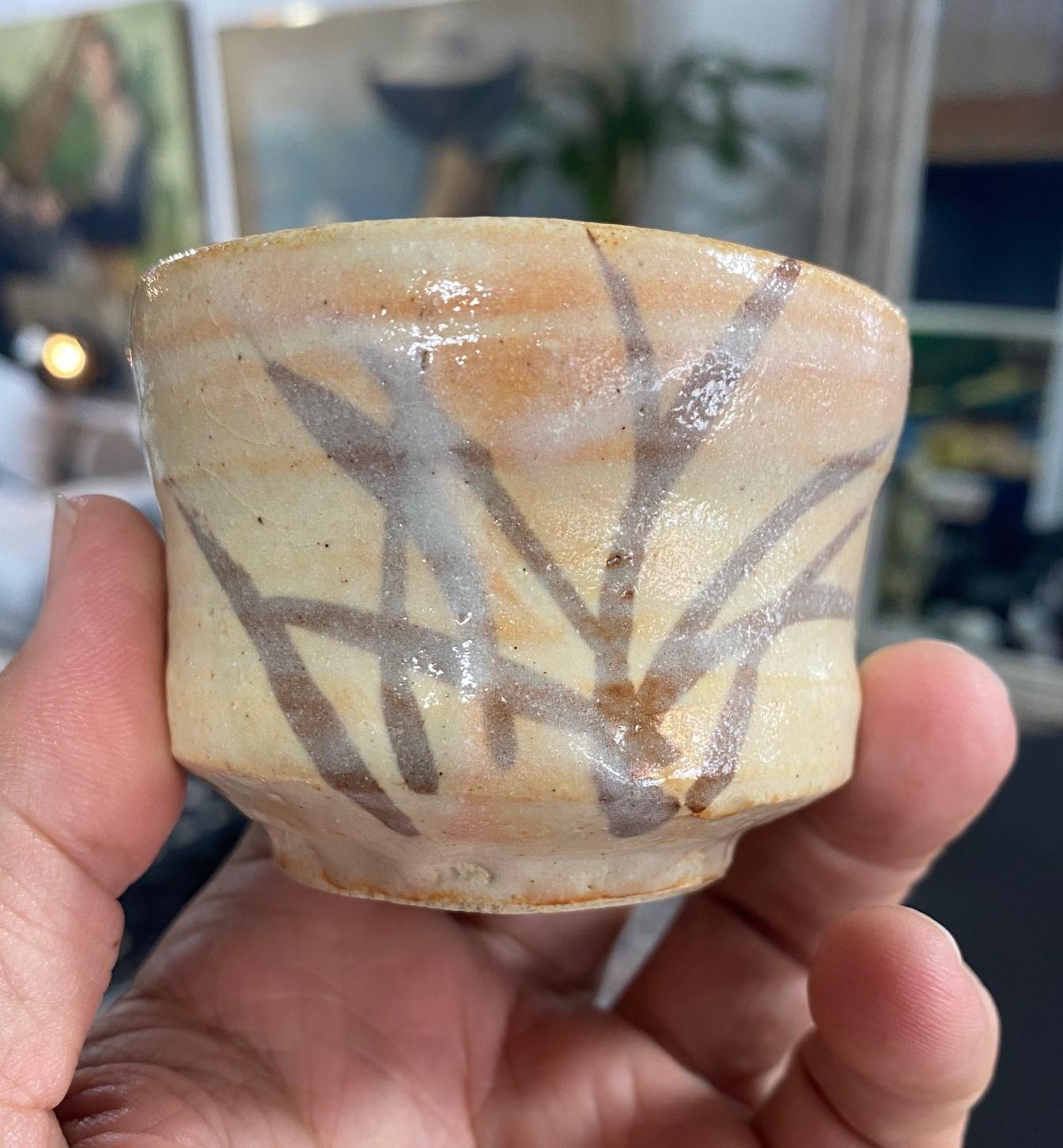 Rosanjin Kitaoji Taza de té de Shino Ware firmada con caja original sellada y firmada en venta 4