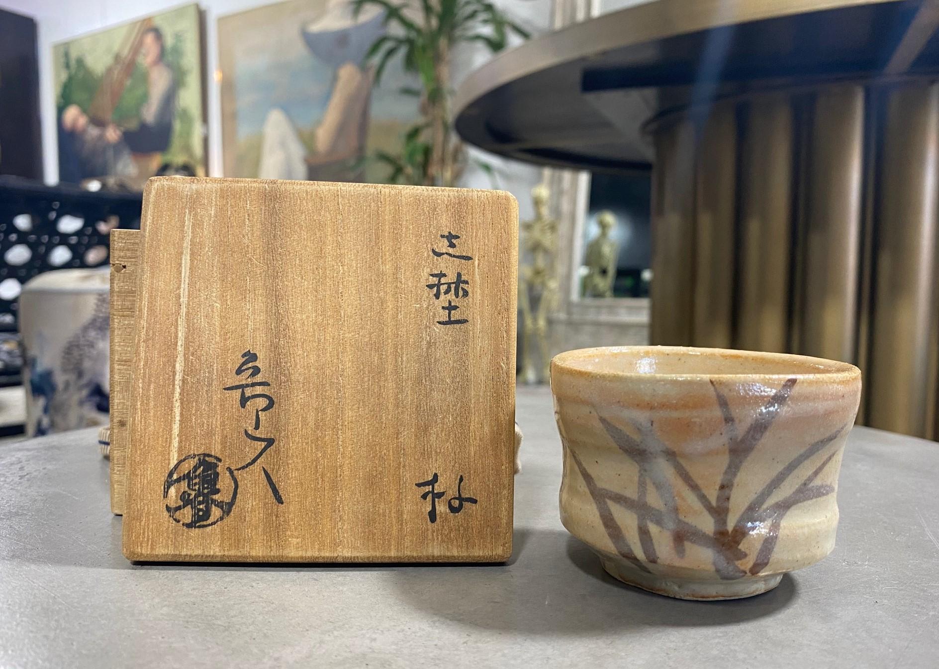 Tasse à thé Sake en porcelaine de Shino signée Rosanjin Kitaoji avec boîte scellée d'origine en vente 12