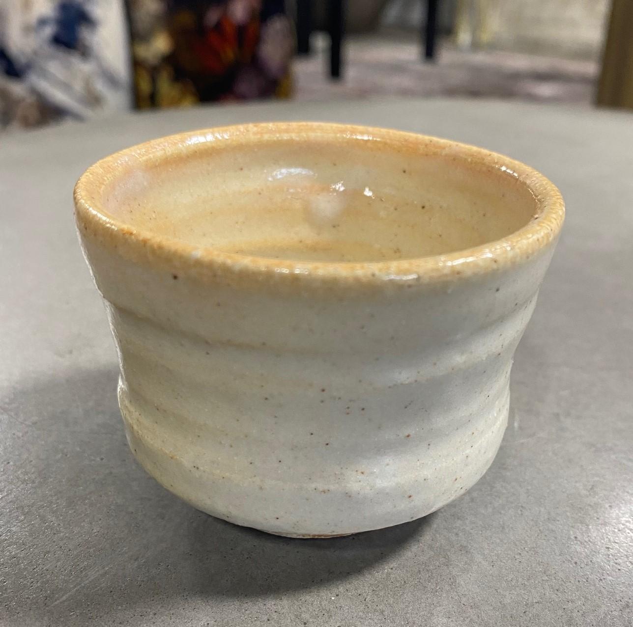 Japonais Tasse à thé Sake en porcelaine de Shino signée Rosanjin Kitaoji avec boîte scellée d'origine en vente