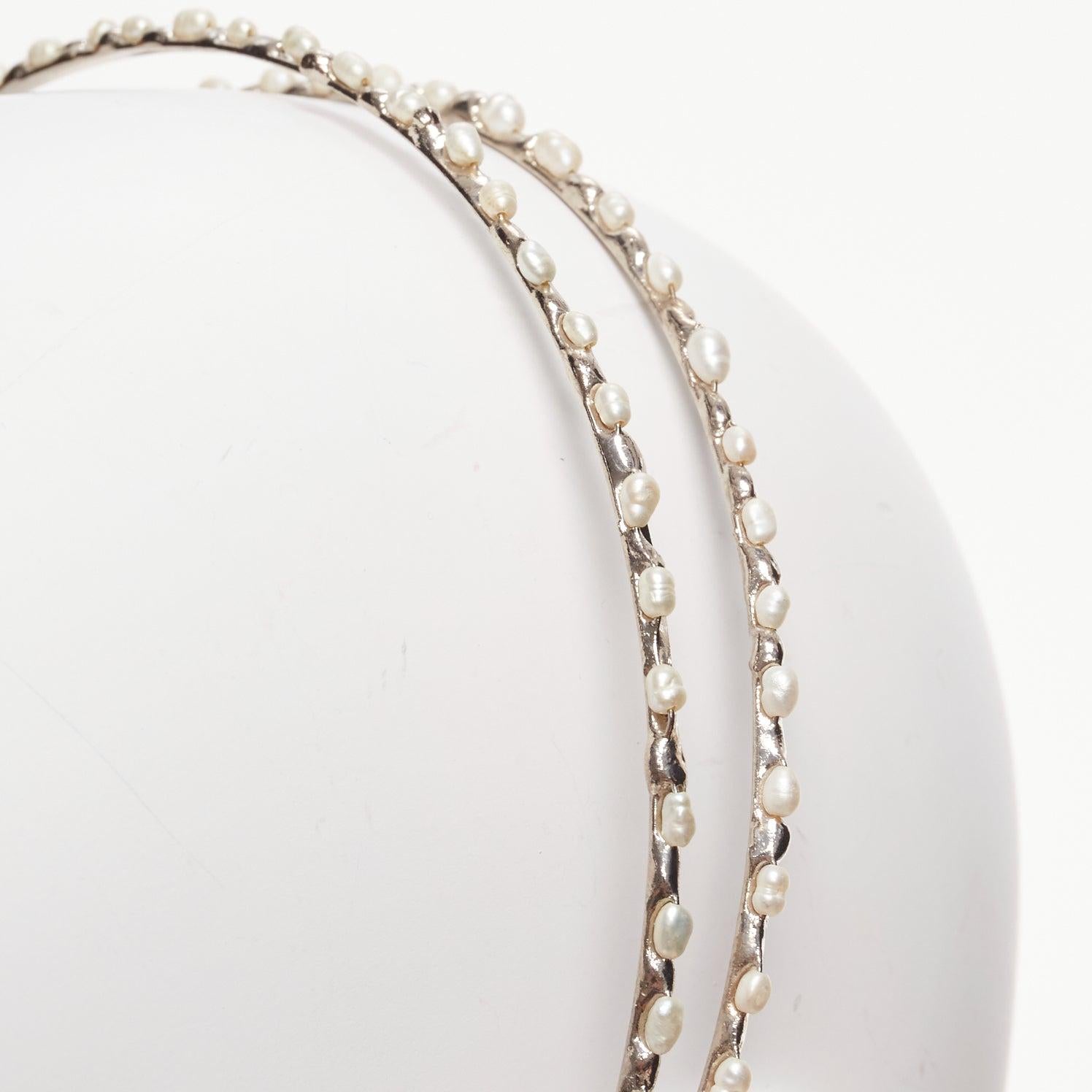 ROSANTICA faux pearl embellished wiggle silver metal alice headband
Reference: AAWC/A01004
Brand: Rosantica
Material: Metal, Faux Pearl
Color: Pearl, Silver
Pattern: Solid
Lining: Silver Metal

CONDITION:
Condition: Unworn with defects. Tags are