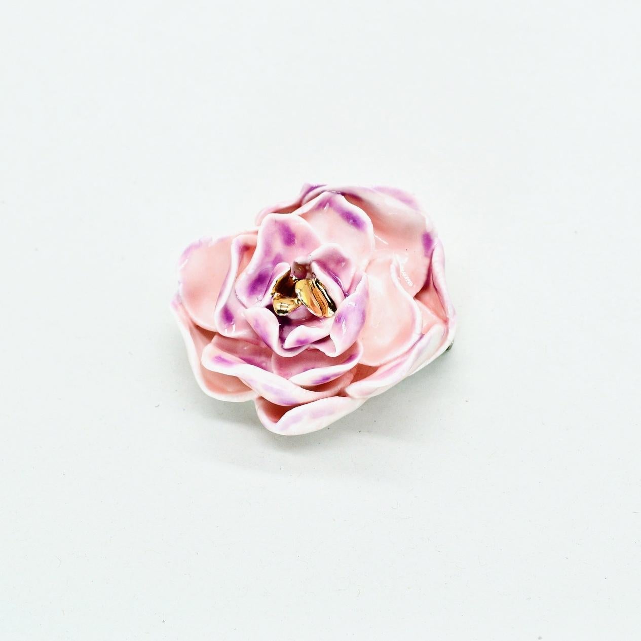 Porcelain  24k gold  Sterling Silver  Handmade in London

Introducing our ROSARIA Porcelain Ceramic Brooch - a wearable piece of art crafted from luxurious white porcelain. This unique brooch features a miniature sculpture of a rose, adorned with a