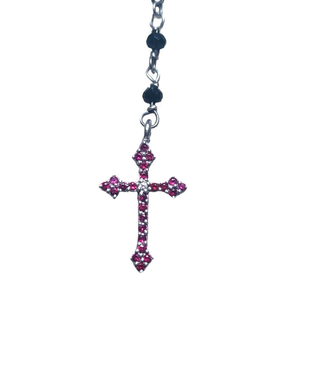 Mit Papst Pius V., anlässlich der Schlacht von Lepanto, wurde das Rosenkranzgebet in der heute noch gebräuchlichen Form geweiht.
Im Mittelalter, etwa im 13. Jahrhundert, war es üblich, die Statuen der Jungfrau Maria mit einer Rosengirlande zu