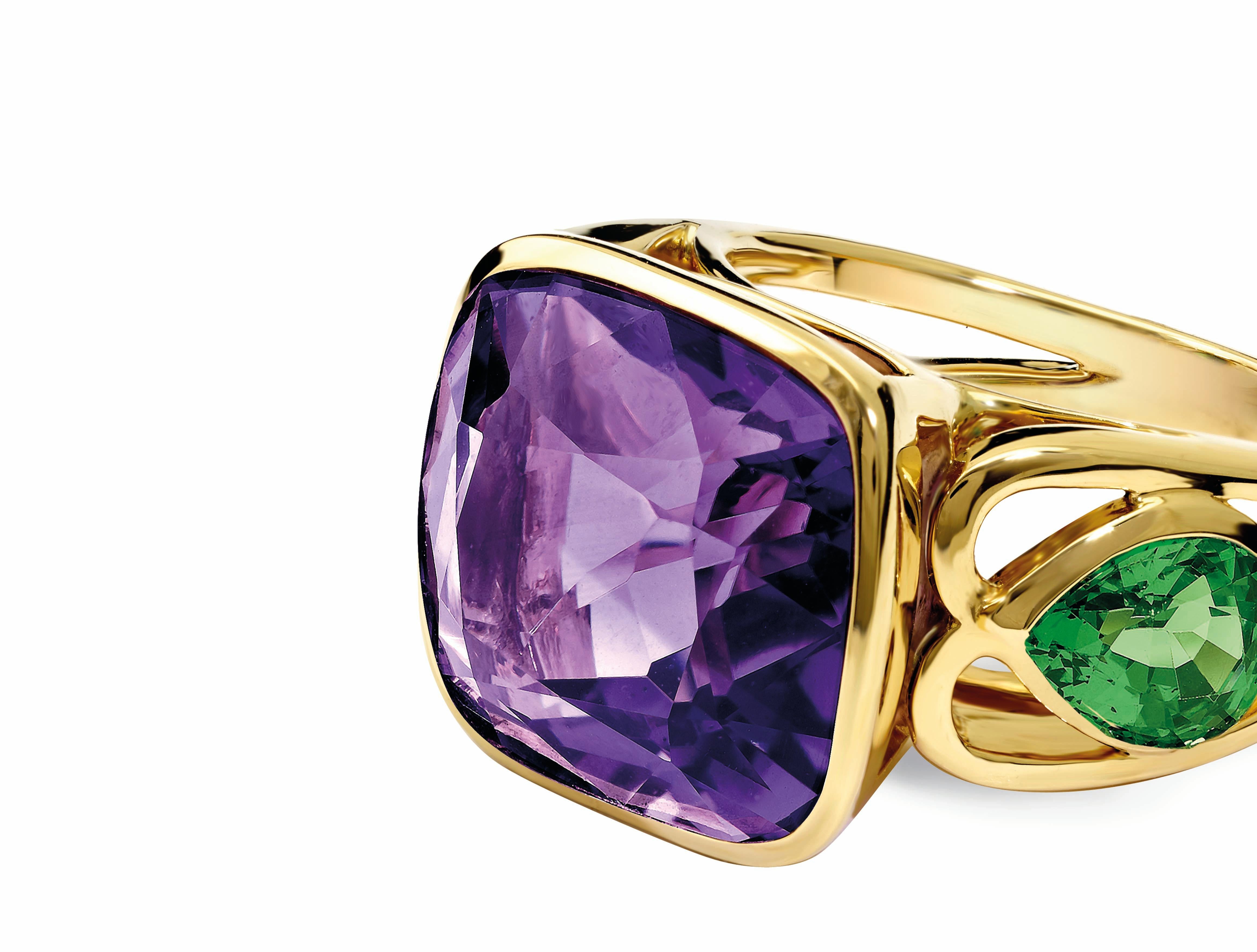 Large Rosario Gagliardi ring in 18 carat yellow gold and set with cushion facetted amethyst  (9.95 carats) from Siazofo mine and with a medium shank with pear shaped rare facetted tsvaorite garnets on shoulders 2.02 carats. Inspired on the railings