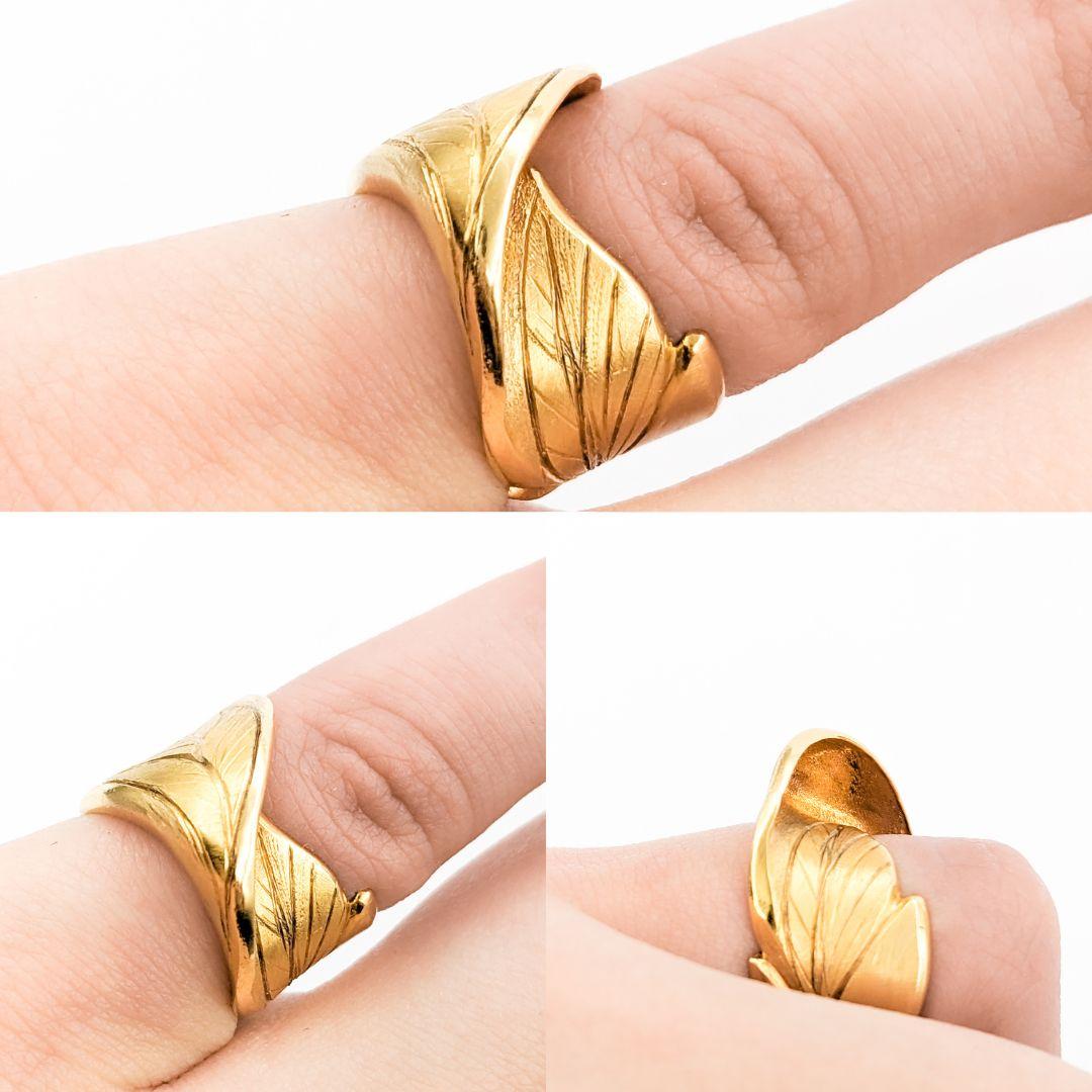 Rosario Garcia 14K Gold Leaf Ring

This beautiful ring from designer Rosario Garcia is crafted in 14kt yellow gold and is size 4 but can be adjusted upon request (for a fee); total weight is 6.42g. The ring has a beautiful etched leaf design, an