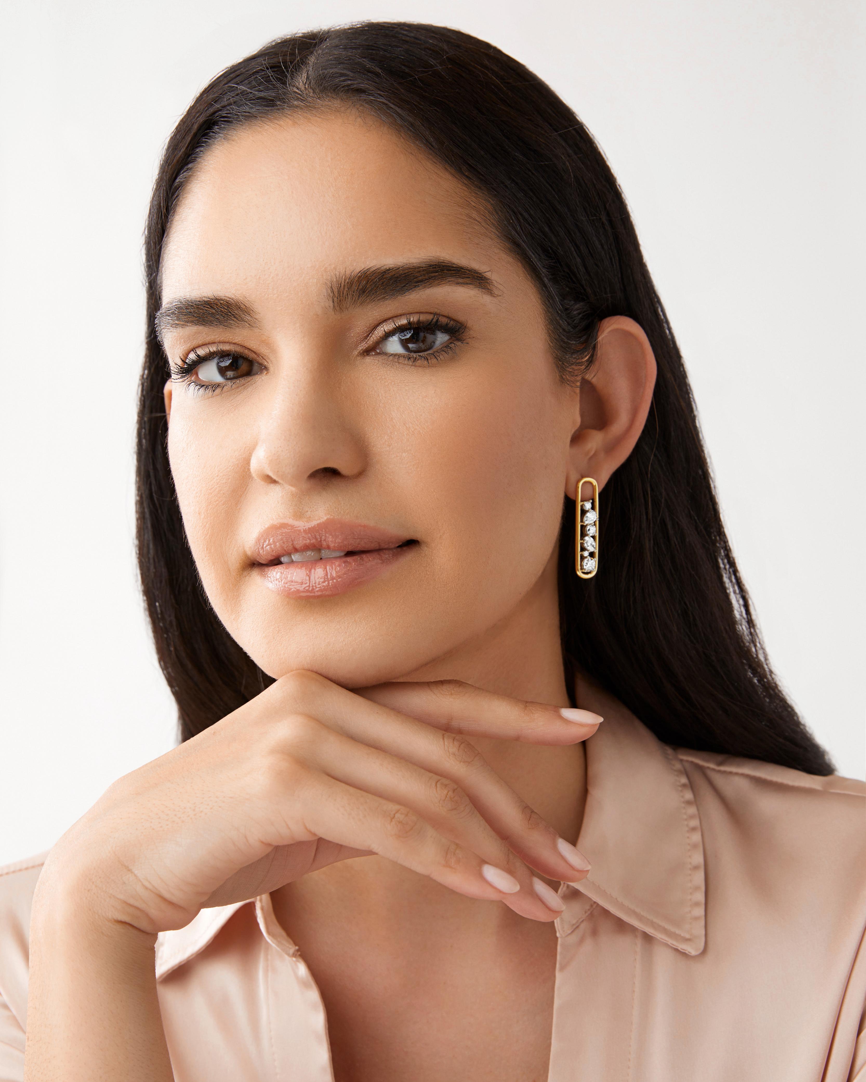Rosario Navia Mara Boucles d'oreilles pendantes III en or 18 carats, platine et diamants en vente 2