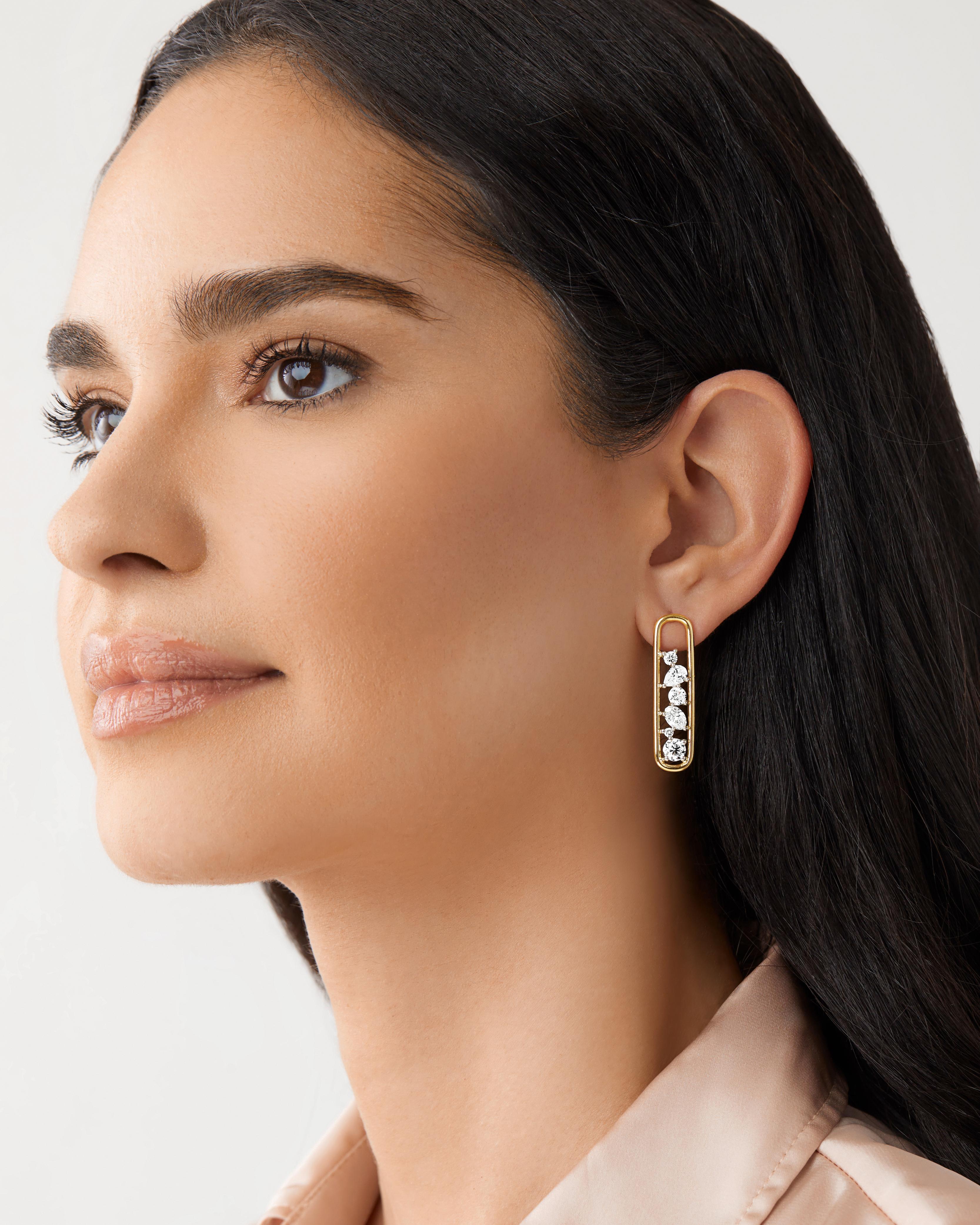Rosario Navia Mara Boucles d'oreilles pendantes III en or 18 carats, platine et diamants en vente 3